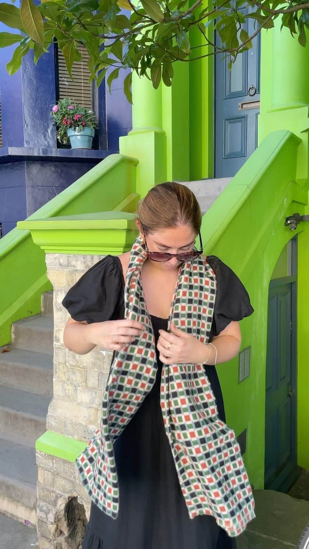 アクセサライズのインスタグラム：「We call this the running-into-your-ex move 🧣」