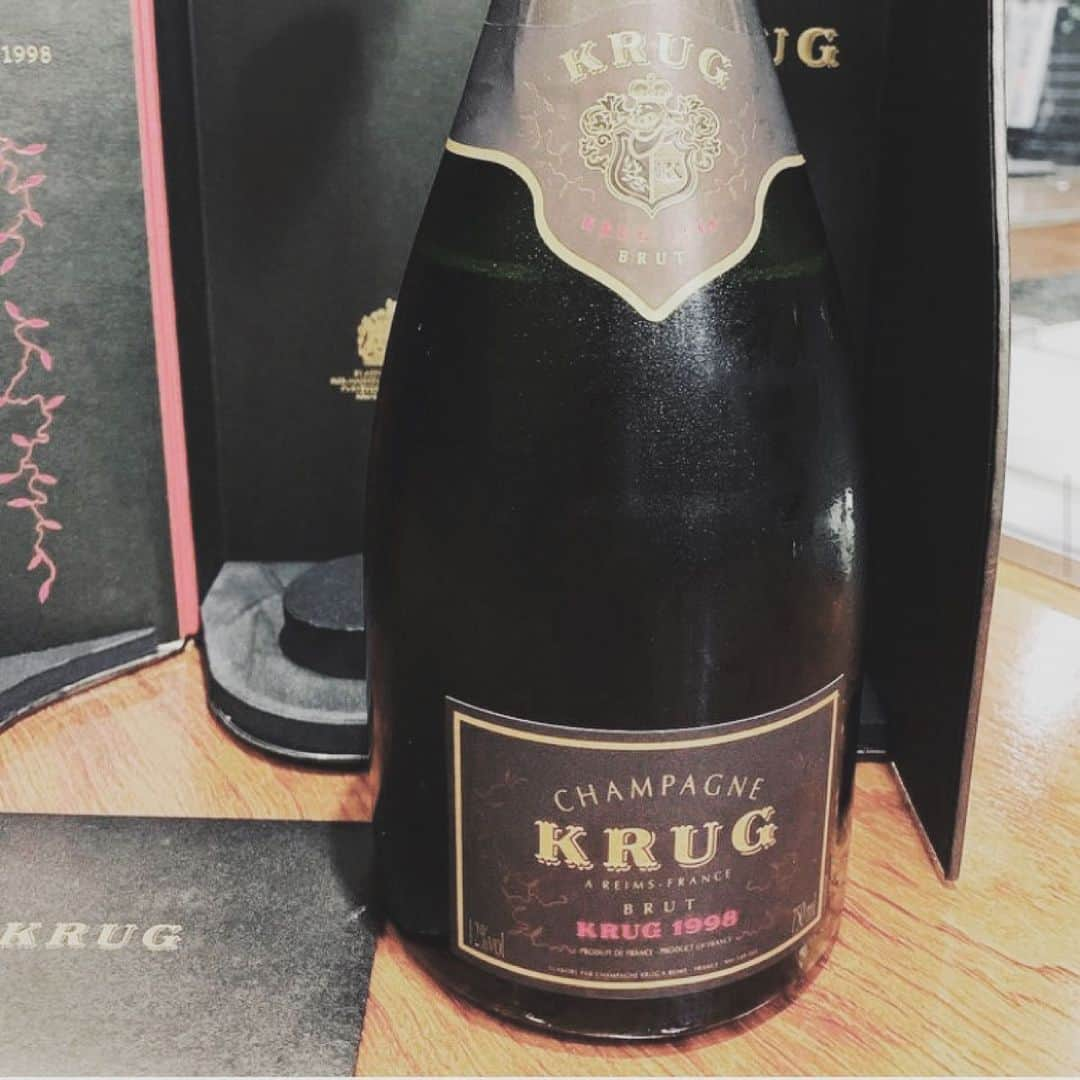 加賀美早紀のインスタグラム：「Krug Vintage 1998 France champagne.  わかる人にはわかる。ヤバい奴。  #krug #1998 #champagne #vintage #希少」