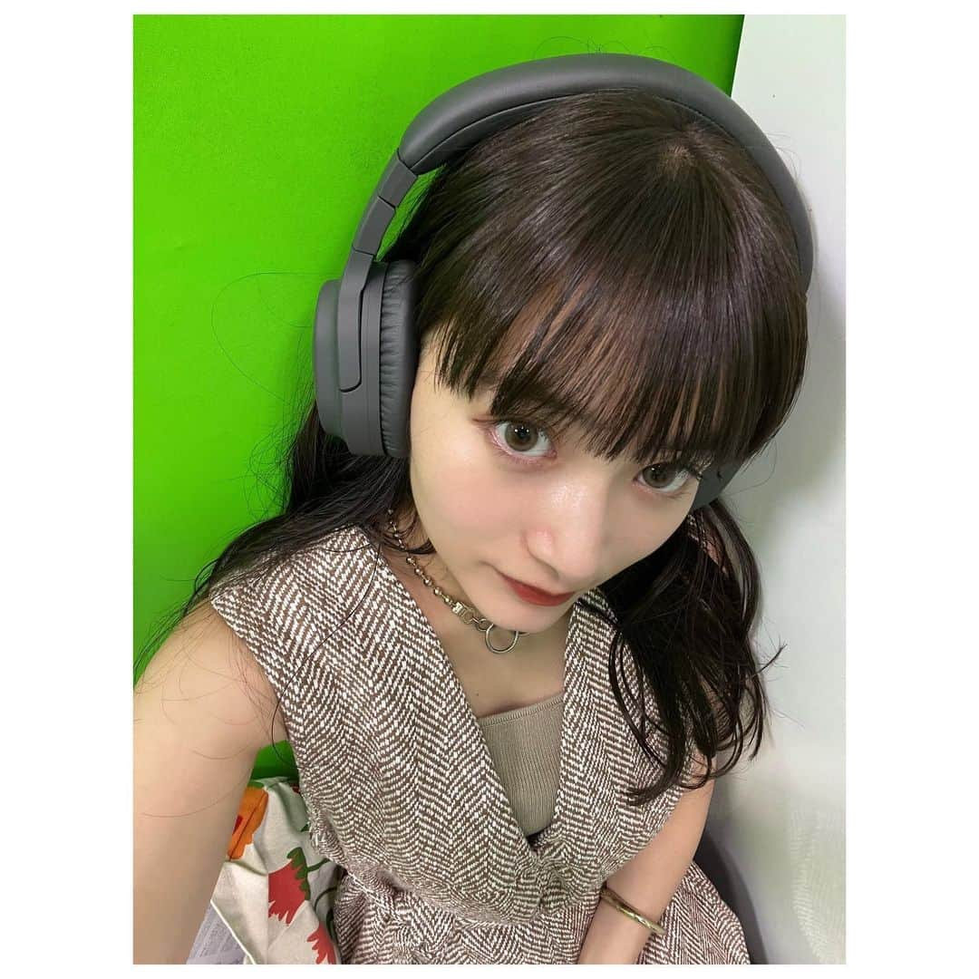 福田愛依さんのインスタグラム写真 - (福田愛依Instagram)「ヘッドホンデビュー🎧🤍💛🧡 　 月一メンテありがとう🕊　@album_miyu   カラコンつけたら雰囲気変わるね☺︎ 優香ちゃんプロデュースのメイメ！👀❤️‍🔥」9月20日 17時17分 - meii_cheer