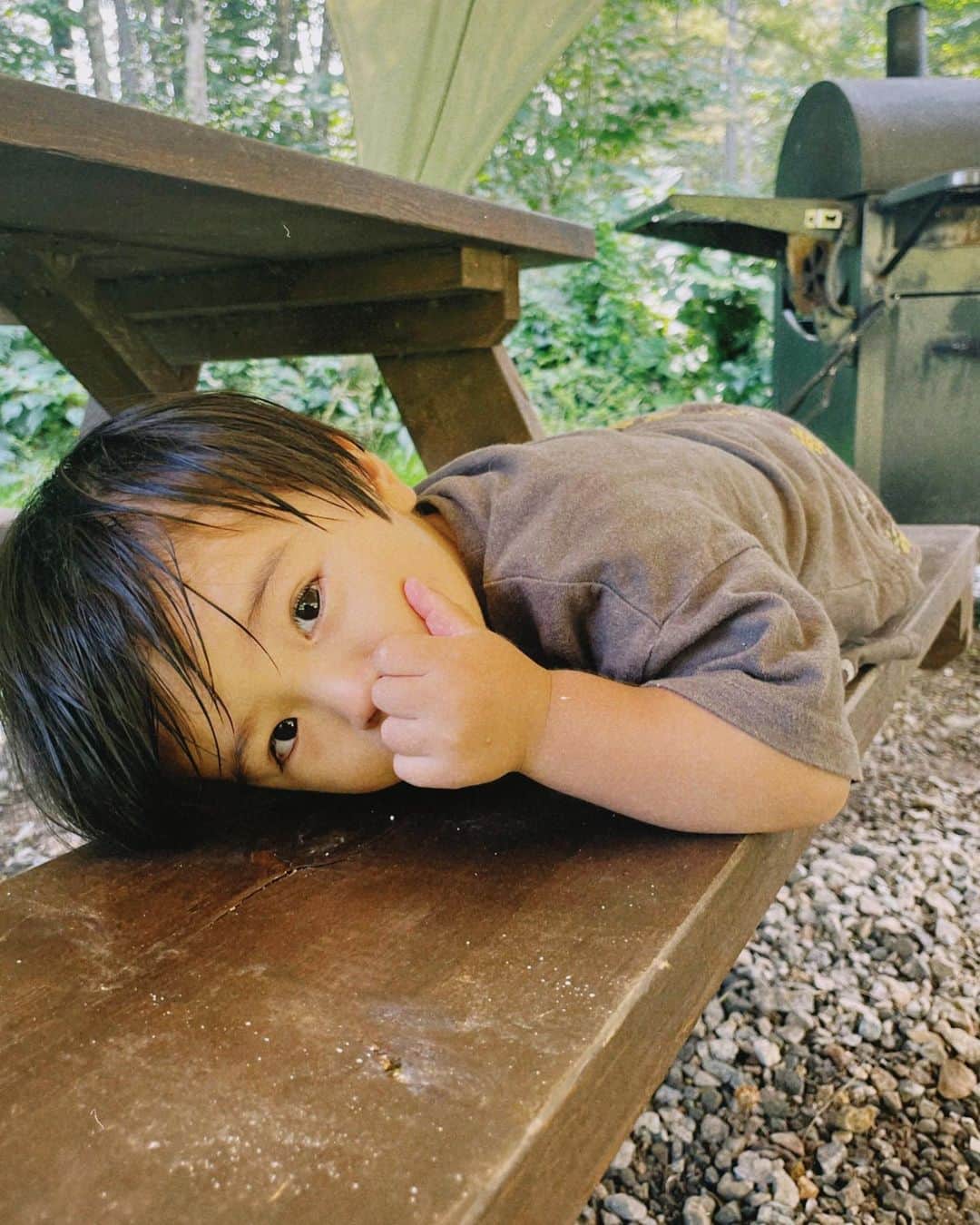 日下部ゆいこさんのインスタグラム写真 - (日下部ゆいこInstagram)「. . 親子サンドイッチ。 具は母。 . . グラビアポーズを決めては 「とってとってー」 とおねだりしてくる 次男も添えて。 . . #キャンプ#camp#camping#テント#男の子兄弟#男の子#男の子ママ#5歳#2歳」9月20日 17時29分 - yuiko_kusakabe