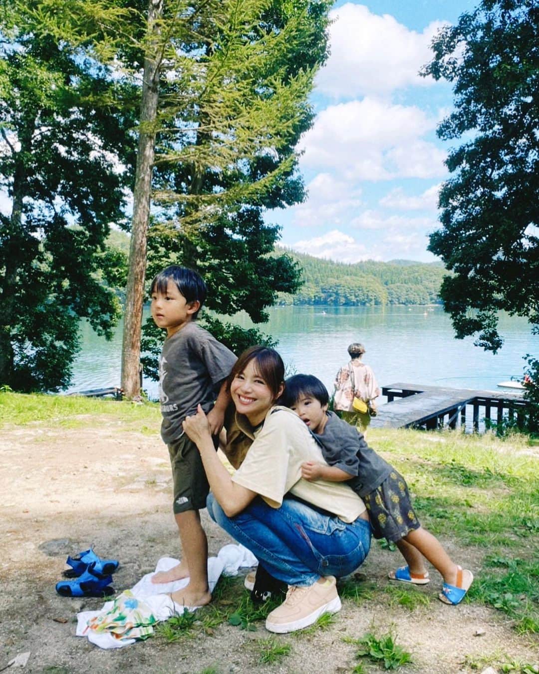 日下部ゆいこのインスタグラム：「. . 親子サンドイッチ。 具は母。 . . グラビアポーズを決めては 「とってとってー」 とおねだりしてくる 次男も添えて。 . . #キャンプ#camp#camping#テント#男の子兄弟#男の子#男の子ママ#5歳#2歳」