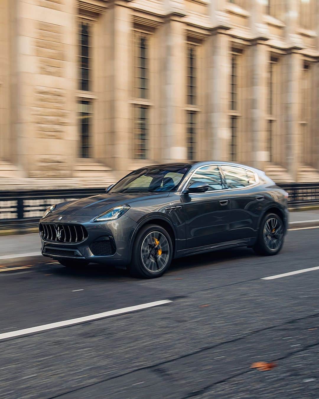 Maserati Japan | マセラティ ジャパンのインスタグラム：「息をのむ美しさ。革新性を感じながら前へ突き進む。新型SUVグレカーレの圧倒的なパフォーマンスと共に、あなたの日常を格別なものに。  全国のマセラティ正規ディーラーにて試乗車をご用意しております。この機会に是非ショールームにお立ち寄りください。 ＊試乗車の状況はショールーム毎に異なります。  詳しくはお近くの正規ディーラーへお問い合わせください。 https://www.maserati.com/jp/ja/models/grecale  #Maserati #マセラティ #MaseratiJapan #マセラティジャパン #Grecale #グレカーレ #EverydayExceptional」