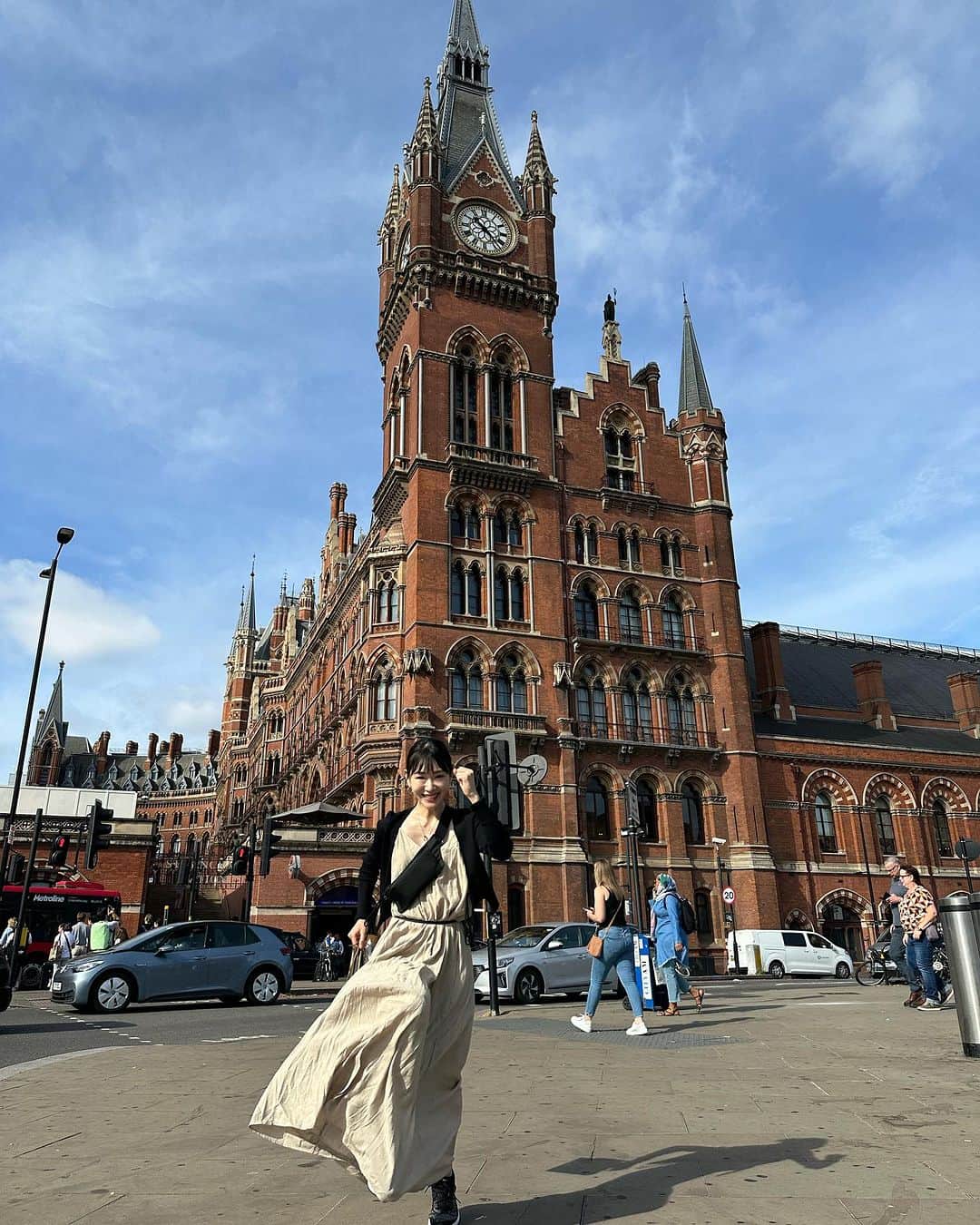 中村月子のインスタグラム：「イギリス🇬🇧旅Part②  ここからはホテルでのエピソード とても素敵なレトロホテルで5階建て  そして私は最上階。眺めも良く、 可愛い屋根裏部屋の雰囲気で 温かくほっこりする空間ですぐ仲良しになった。結構旅先空間での不思議な体験が多い私であるが今回は大親友に。  ただ印象に残ったのはエレベーターが無く スーパーヘビー級のキャリーを運ぶのは、、 鍛えてる私でも流石に断念。(笑) 2階くらいまで一度トライした私を褒めたい。 旅の笑える1シーンである。  そのホテルでの朝食がまた素敵で普段パンをあまり食べない生活だが、今回は大解放。やはり。美味しい。最高であった。あとはヌテラ？の様なチョコソースとピーナッツバターがありせっかくの旅だから解放。これまた大正解。  "めっためた、もっりもりに"パンに付けて頂き、甘く幸せな思い出になった。  ②奇妙な3人組 素晴らしい旅を終え、いよいよ帰る日。 人一倍心配症なのでかなり早めに空港に向かう。ピカデリー線が、、、あれ？？ 出発そうそうなんだか不安定、、、 停まり停まり、、気づけば 1時間半以上乗っていてそろそろ空港に向かう人がそわそわしだし、、私も焦り出した。  みんな空港に向かうので小さな車両の中で 妙な団結力が生まれていた。お互いのフライト時間を聞き合ったり励ましあったり。  私もいよいよ、帰れなかったら良い方に捉えてプラス二週間くらいイギリスに残ろう！など考え始めたり。。笑しかしできる所まで頑張ってみようと。  その時！女神降臨！ 向かいのマダムが私と隣のメンズに声をかけた。「待っていたら間に合わない。タクシーで乗り合わせてターミナル2.3まで行こう！」と。手を引いてくれた。なんとありがたい！！ 一人だったらこの判断は難しかった。  タクシーに仲良く三人並び、 お互いの目的地や出身、仕事などの世間話をしながらターミナルまで奇妙な3人旅。無事到着。オーストラリア人のメンズは一番時間が ギリギリだったので駆け抜けて行った。  続いて私だ。感謝を伝え、お金を渡すと、 「ラーーーーン！！！若いんだからいいの！！ ほら、ラーーーーン！！！」  そう叫んでいるマダム。 空港中に響いていた様にも思える。 私はお言葉に甘えて猛ダッシュ！！  おかげさまで案外余裕を持ち手続きも終え 無事フライト✈️女神本当に本当にありがとう。  飛行機の中で名前を聞けば良かったとか 日本のお土産渡したら良かったとか 色々頭を巡ったが、  頂いた優しさを、私は別の場所で 人様に優しさとして、日々返していけば いつか回り回って女神様に届くはず。  素敵な旅の思い出。 これ、誕生日当日の出来事。 すごい30歳の幕開けだった。  実に長いフライトではあったが 香港まで隣りだったフランス人のレディーに色々な写真を見せてもらったり、 沢山話をしたりしてとても楽しかった。  彼女面白いのが、お手洗いに立つ度にどこかから山盛りのナッツ🥜を仕入れてきて都度都度私にくれるもんだから、最後には山盛りナッツの宴状態。これまた爆笑。 ワイン🍷には最高だった。けど流石にもう大丈夫って伝えると恥ずかしそうに笑ってた。  イギリスでも本当に沢山の人の優しさに触れ 人情を感じ、文化や歴史を知り 深く大切な学びを得た。  日本に着き、電車に乗って揺られていると この地もまた"旅先である。と感じ 不思議と自由で解放された感覚に満ちた。 帰ってきた。とゆうよりもまた訪れる事が出来た。とゆう感覚のが近いかもしれない。 より、愛しく感じるとゆうか。  この誕生日一人旅は得る事と共に 手放し、見送り、気付く、 豊かさを学べた気がする。  素晴らしい私にまた会えた。  30歳幕開け。ご機嫌さんにまいりましょう。 いつも側にいてくれてありがとう。 これからも大切に耳を澄まして生きていきます。  2023.9.20 TSUKIKO NAKAMURA」