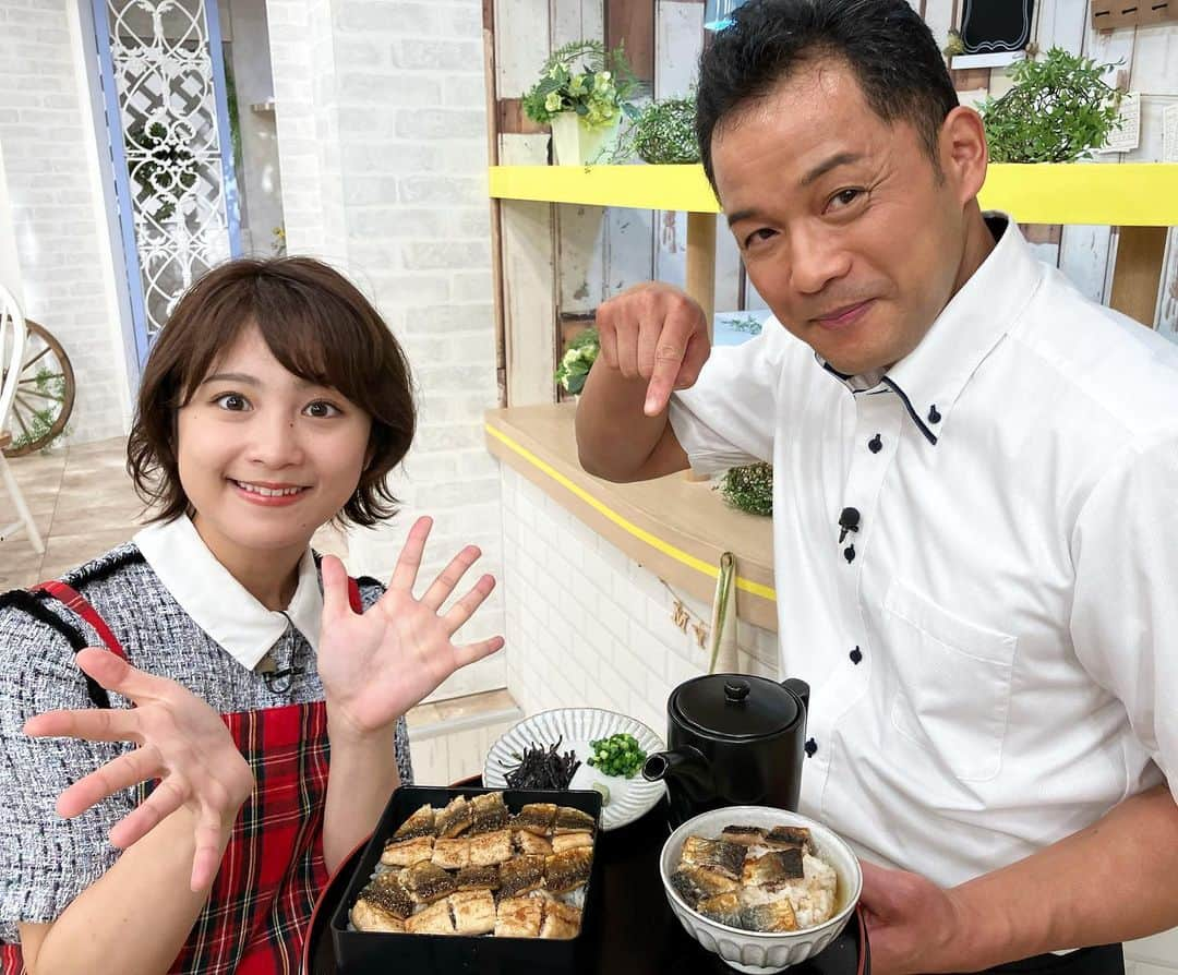 日高優希のインスタグラム：「きょうの夕方レシピは「秋刀魚のひつまぶし」でした🐟🧡  近年はお高くなってしまった秋刀魚… とはいえ、季節を感じさせてくれる食材ですからおいしくいただきたいですよね🍂  今回は3枚に下ろして蒲焼きにし、ひつまぶし風にしたレシピを教えていただきました！ あまじょっぱい味付けに負けない秋刀魚のうまみと、ごはんはベストマッチ🍚 ヒロ先生、ごちそうさまでした☺︎  ぜひみなさんのご家庭でも試してみてくださいね🌟  ではまた明日の新潟一番でお会いしましょう〜☝️  #TeNY #テレビ新潟 #新潟一番 #夕方レシピ #野股正宏 先生 #ヒロクッキングスタジオ #秋刀魚 #さんま #さんまレシピ #ひつまぶし #アシスタント #アナウンサー #日高優希」