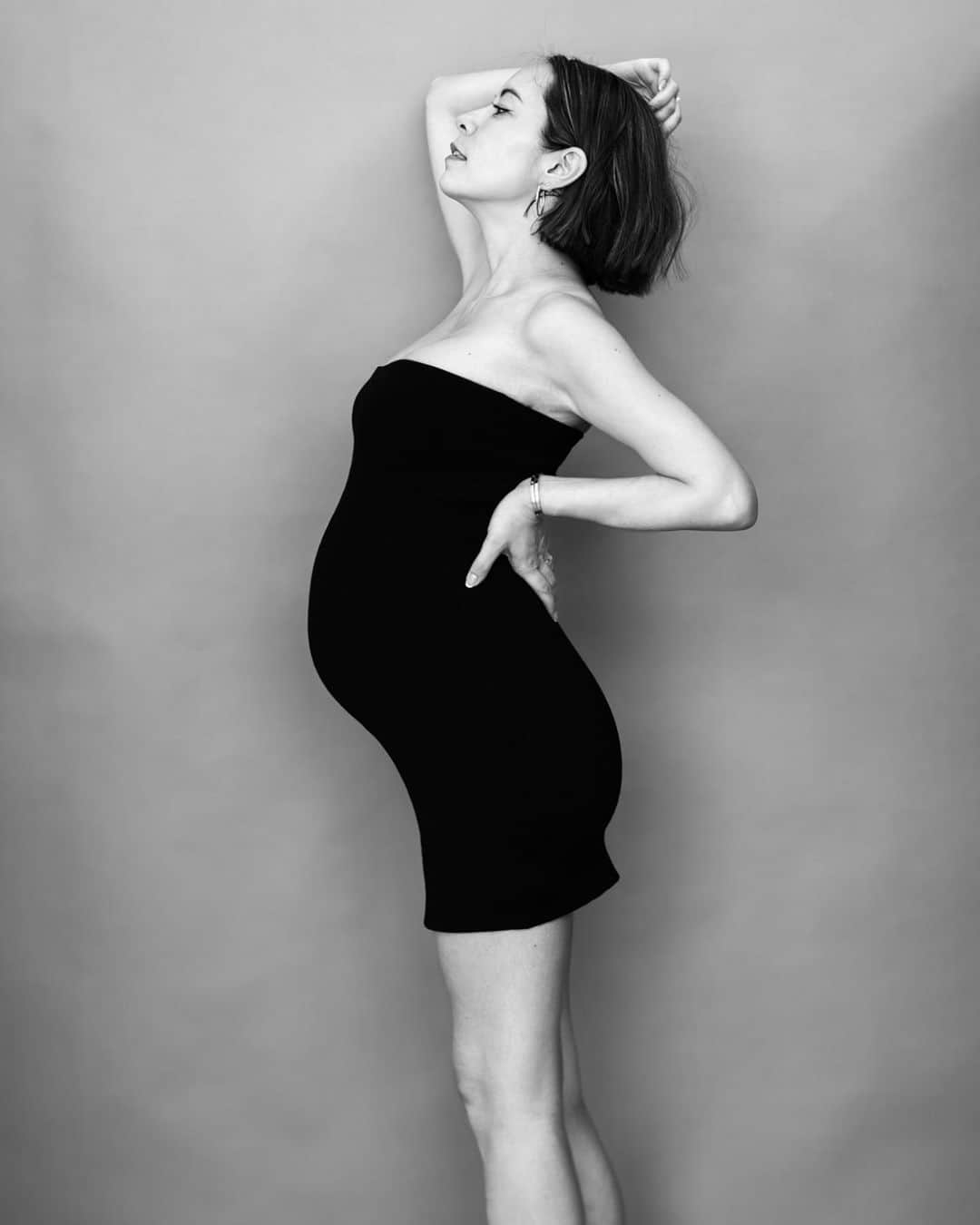 鮎河ナオミのインスタグラム：「萩庭さん @leica_m9_haginiwa に撮って頂いたマタニティフォト🤰 一生の思い出になりました🥹  最後の写真は萩庭さんの愛犬エルマーと一緒に💛  #マタニティフォト #マタニティ #maternityphotography #thankyou」