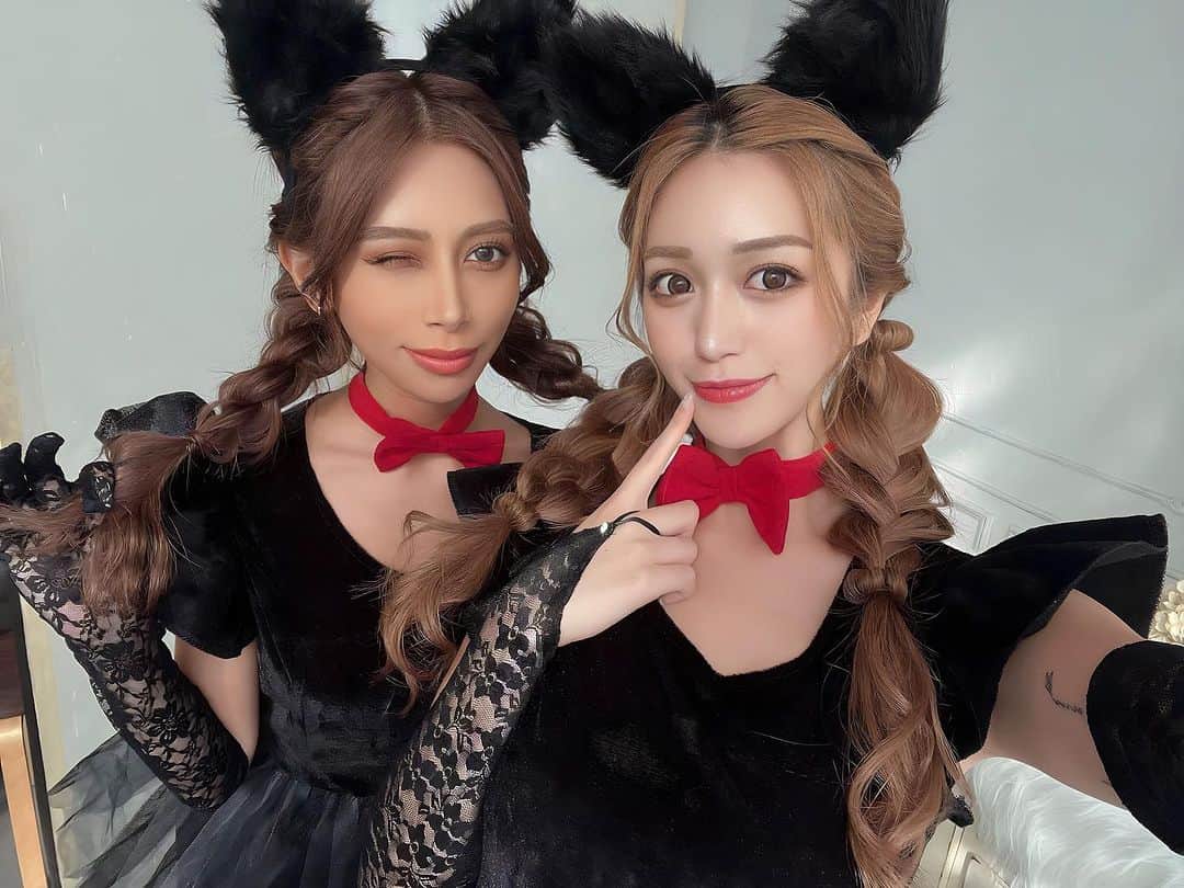 高澤凪のインスタグラム：「@dress_tika コスプレ撮影🐈‍⬛ あいみとペア撮影でした💛✨ 今年のハロウィンもtikaで決まり👻」