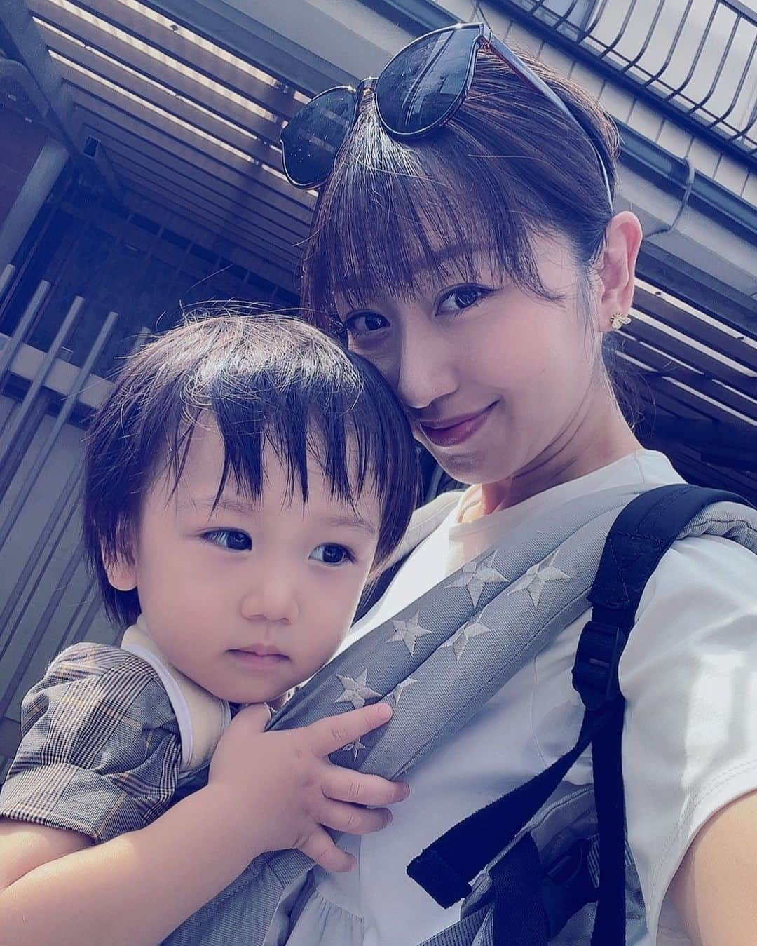 森本さやかのインスタグラム：「お友達のおうちへ🏡⋆* #てくてく   #抱っこ紐  #エルゴ  #👩‍👦」