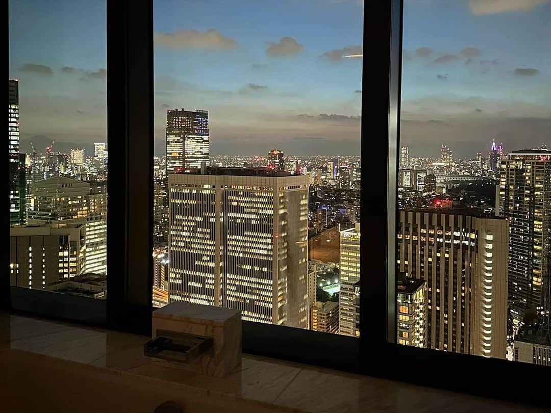 ホテルオークラ東京 Hotel Okura Tokyoさんのインスタグラム写真 - (ホテルオークラ東京 Hotel Okura TokyoInstagram)「Enjoy the changing sky from the window🛁 移り変わる空の表情を窓から愉しむ🌌  Located on the upper floors of the Prestige Tower, the Royal Suite offers 201 square meters of refined luxury in the heart of Tokyo.  Dynamic cityscapes unfold from each of its four rooms: a corner-situated living room, an elegant dining room that comfortably seats six, and a generously sized den and bedroom. Enjoy this privileged aerie for relaxing or entertaining or both, as you wish.  プレステージタワーの高層階に位置する201㎡のスイート。 コーナーに位置するゆったりとしたリビングに、６名掛けの大きなダイニングテーブルを備えたダイニング。そして解放感あふれるベッドルーム。すべてのお部屋から東京を一望できる洗練された一部屋です。  “Royal Suite” The Okura Prestige Tower From JPY  885,500 per night (2 person, inclusive of service charge and taxes) 「ロイヤルスイート」 オークラ プレステージタワー 1泊885,000円～(1室2名様、消費税、サービス料込、宿泊税別)  #スイートルーム #ホテルステイ好きな人と繋がりたい #ホテル好きな人と繋がりたい #記念日ホテル  #東京ホテル #ラグジュアリーホテル #theokuratokyo #オークラ東京  #suite #hotelsuite #hotelroom  #tokyohotel #luxuryhotel #tokyotravel #hotellife #luxurylife #tokyotrip  #lhw #uncommontravel #lhwtraveler  #东京 #酒店 #도쿄 #호텔 #일본 #ญี่ปุ่น #โตเกียว #โรงแรม」9月20日 17時31分 - theokuratokyo