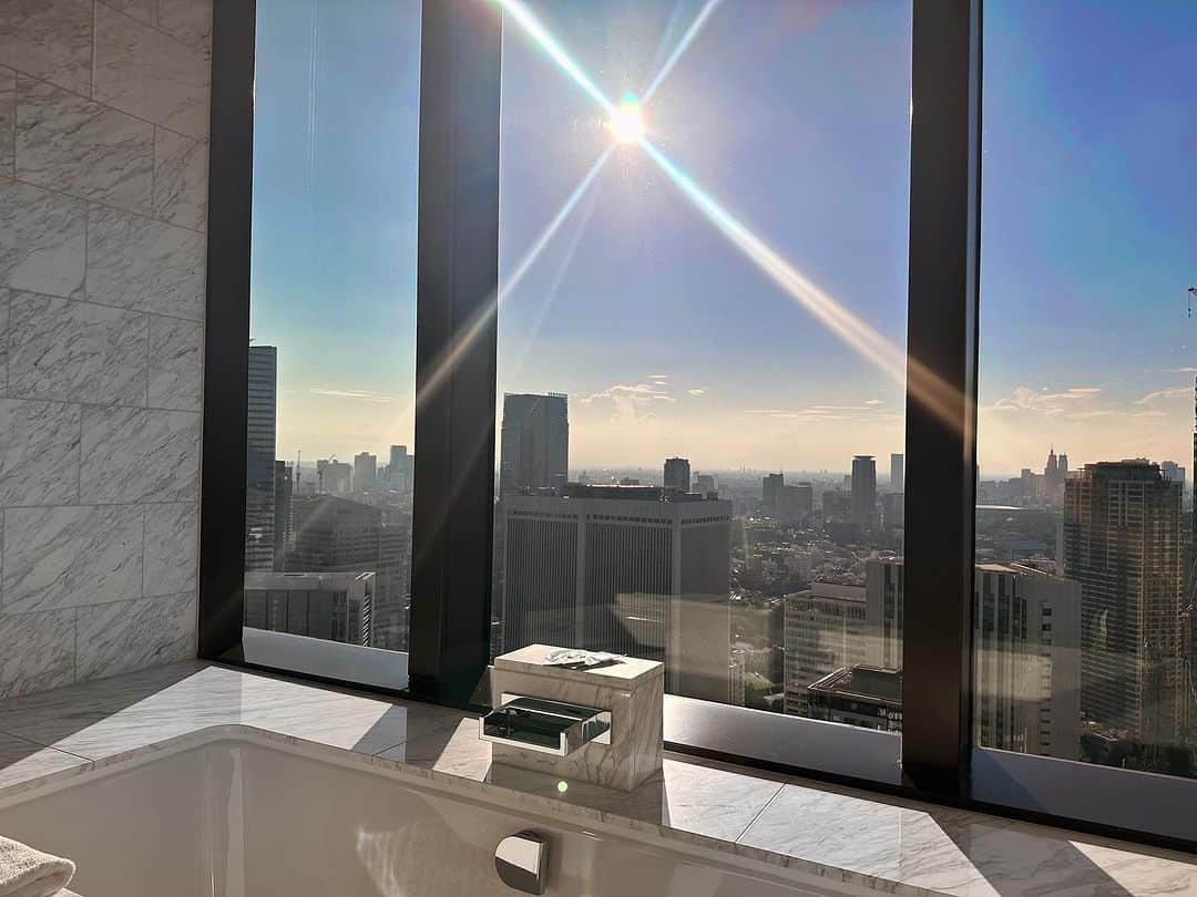 ホテルオークラ東京 Hotel Okura Tokyoのインスタグラム：「Enjoy the changing sky from the window🛁 移り変わる空の表情を窓から愉しむ🌌  Located on the upper floors of the Prestige Tower, the Royal Suite offers 201 square meters of refined luxury in the heart of Tokyo.  Dynamic cityscapes unfold from each of its four rooms: a corner-situated living room, an elegant dining room that comfortably seats six, and a generously sized den and bedroom. Enjoy this privileged aerie for relaxing or entertaining or both, as you wish.  プレステージタワーの高層階に位置する201㎡のスイート。 コーナーに位置するゆったりとしたリビングに、６名掛けの大きなダイニングテーブルを備えたダイニング。そして解放感あふれるベッドルーム。すべてのお部屋から東京を一望できる洗練された一部屋です。  “Royal Suite” The Okura Prestige Tower From JPY  885,500 per night (2 person, inclusive of service charge and taxes) 「ロイヤルスイート」 オークラ プレステージタワー 1泊885,000円～(1室2名様、消費税、サービス料込、宿泊税別)  #スイートルーム #ホテルステイ好きな人と繋がりたい #ホテル好きな人と繋がりたい #記念日ホテル  #東京ホテル #ラグジュアリーホテル #theokuratokyo #オークラ東京  #suite #hotelsuite #hotelroom  #tokyohotel #luxuryhotel #tokyotravel #hotellife #luxurylife #tokyotrip  #lhw #uncommontravel #lhwtraveler  #东京 #酒店 #도쿄 #호텔 #일본 #ญี่ปุ่น #โตเกียว #โรงแรม」