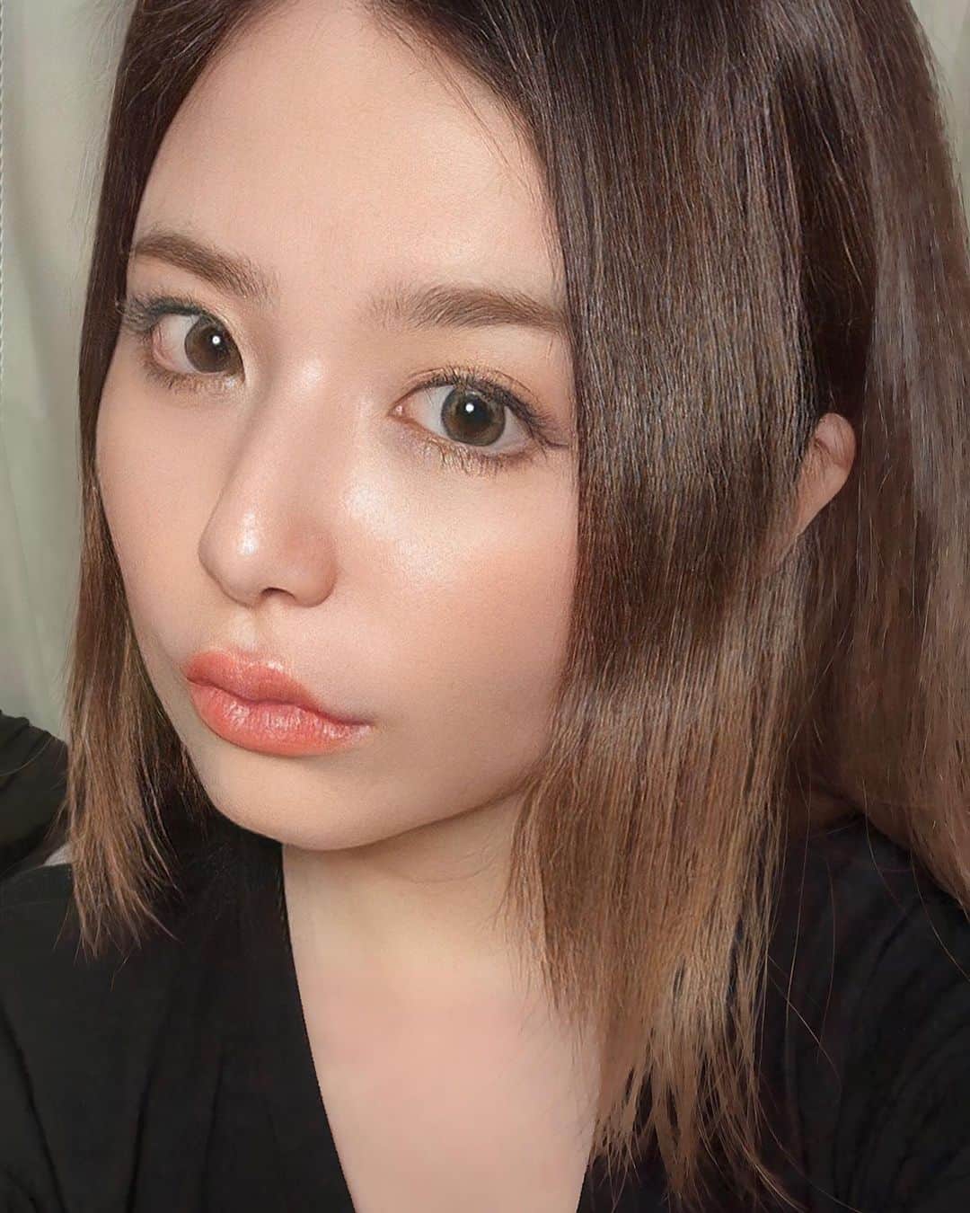 栗林里莉のインスタグラム：「♡ 東京中央美容外科千葉東口院の根本先生にTCB式小顔美肌再生の施術をして頂きました🙌  施術当日の写真なんですが、腫れてないし、すごく肌が引き上がって感動✨  私は極度に痛みに弱いんですが、先生やスタッフさんがケアして下さって、安心して施術してもらうことができました🥰  また経過報告しますねー🙋‍♀️  🏥 東京中央美容外科千葉東口院 @tcb_chibahigashi   👨‍⚕️根本先生 @tcb_nemoto_naohisa  #東京中央美容外科 #千葉 #糸リフト #小顔整形 #TCB式小顔美肌再生 #PR」