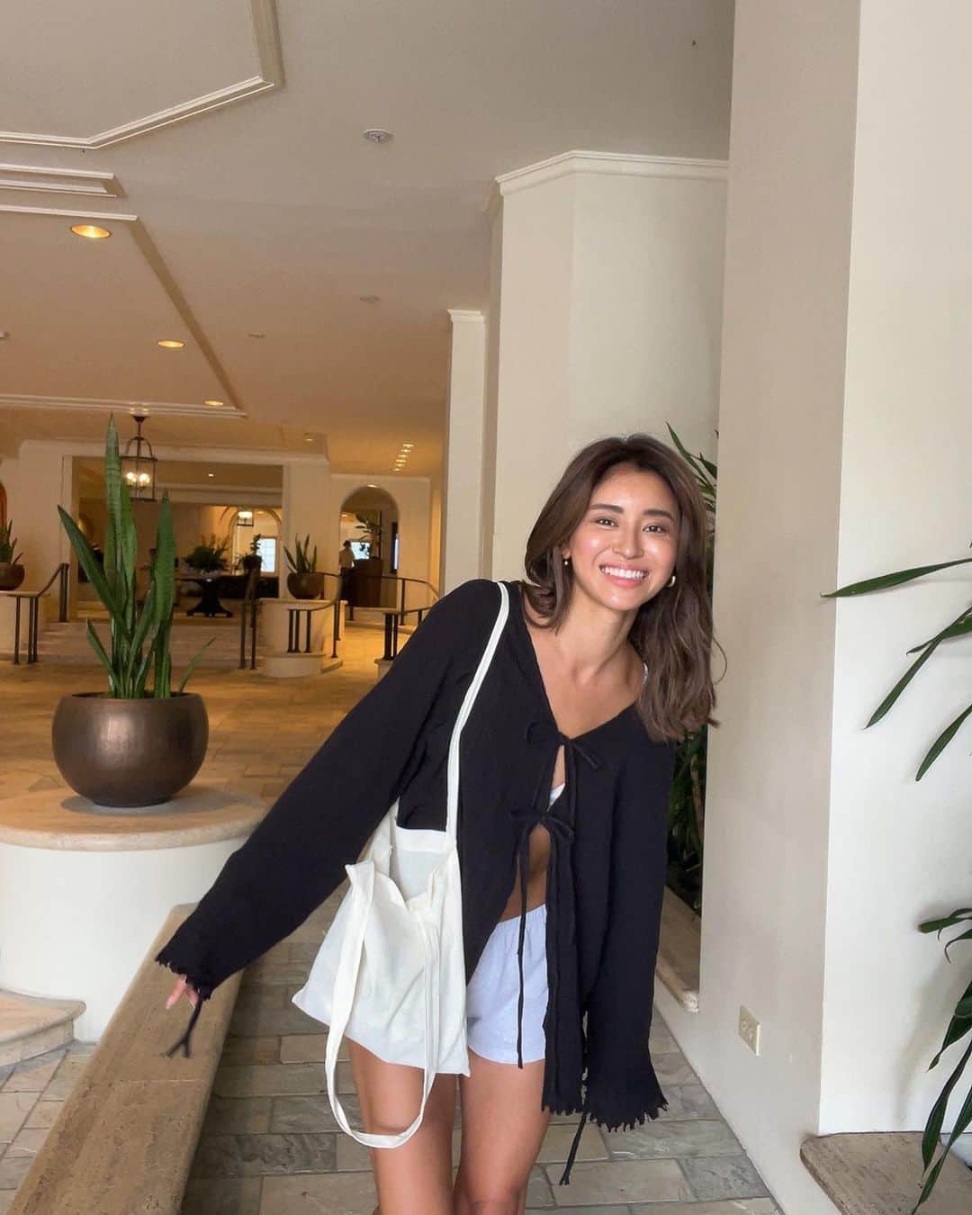 山中美智子のインスタグラム：「たまに肌寒いハワイ☕️ 朝と夕方は長袖きてます🌴 （日中は暑いです！）  えりかと黒コーデ✨🫰🏾  @alexiastam_official  AW」