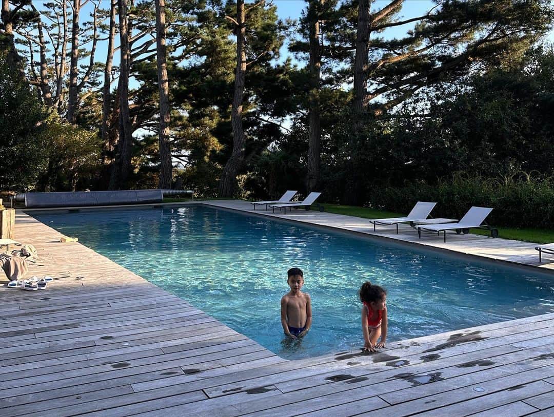 エリナ シルカさんのインスタグラム写真 - (エリナ シルカInstagram)「Pool all to ourselves 👏👏👏 貸し切りプール状態！温水だから普通にずっとおよげたみたい。私はベビーとハンモックでゆらゆら〜」9月20日 17時40分 - laura_elina_ymd