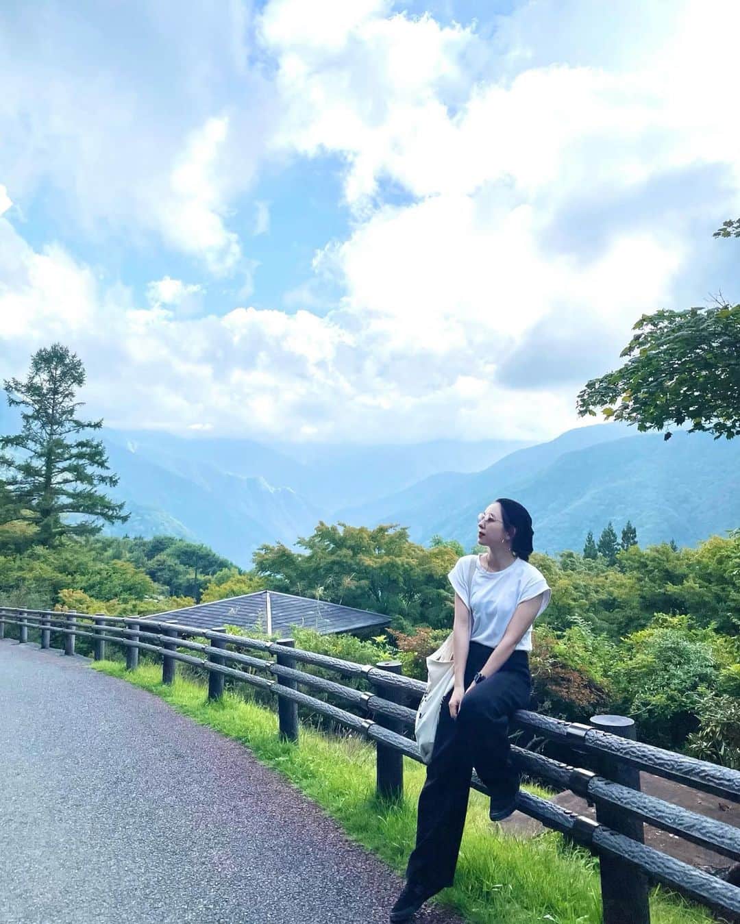 山本夢さんのインスタグラム写真 - (山本夢Instagram)「. 先日はずっと行きたかった 三峰神社へ。  鳥居をくぐった瞬間から 凛とした空気が流れていて とても素敵な空間。  特に私は 奥宮の見晴台が 感動し過ぎて 風が心地良すぎて。。 また行きたいなぁ☺️  ありがとうございました。  #三峰神社 #神社巡り  #パワースポット」9月20日 17時40分 - yume_yamamoto_ue