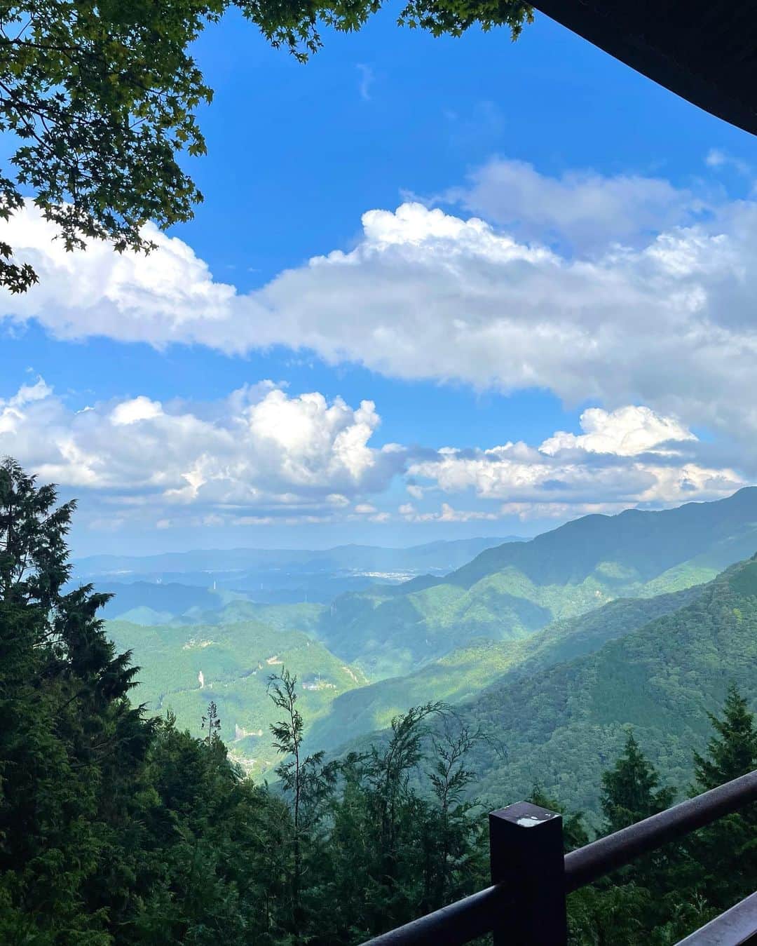 山本夢さんのインスタグラム写真 - (山本夢Instagram)「. 先日はずっと行きたかった 三峰神社へ。  鳥居をくぐった瞬間から 凛とした空気が流れていて とても素敵な空間。  特に私は 奥宮の見晴台が 感動し過ぎて 風が心地良すぎて。。 また行きたいなぁ☺️  ありがとうございました。  #三峰神社 #神社巡り  #パワースポット」9月20日 17時40分 - yume_yamamoto_ue