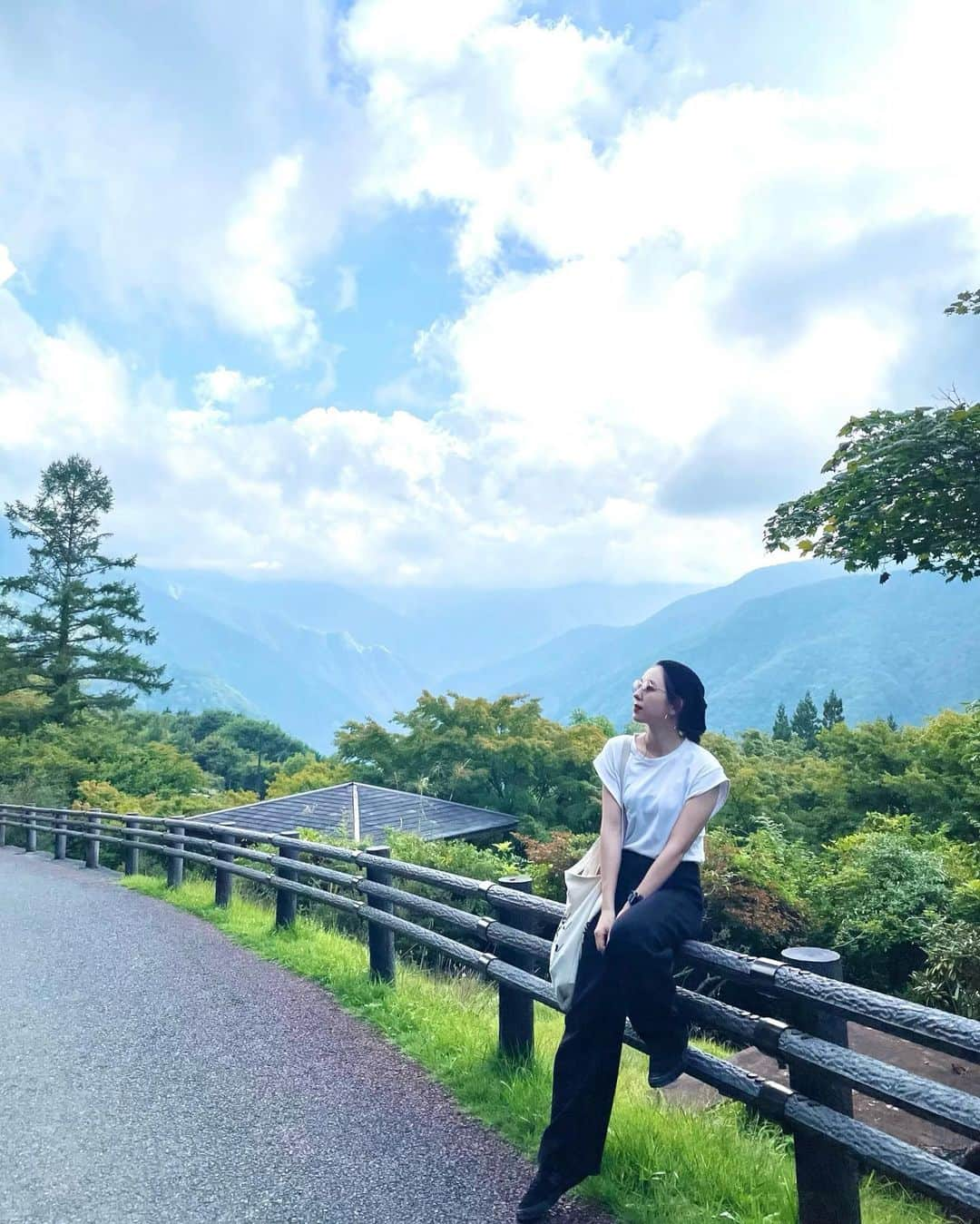 山本夢のインスタグラム：「. 先日はずっと行きたかった 三峰神社へ。  鳥居をくぐった瞬間から 凛とした空気が流れていて とても素敵な空間。  特に私は 奥宮の見晴台が 感動し過ぎて 風が心地良すぎて。。 また行きたいなぁ☺️  ありがとうございました。  #三峰神社 #神社巡り  #パワースポット」