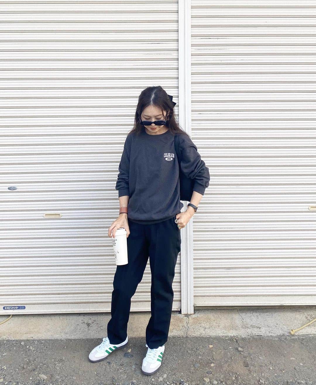 のインスタグラム：「〻𝕔𝕠𝕣𝕕𝕚𝕟𝕒𝕥𝕖〻  @reca_official  のスウェット🩶 シンプルなグレーのスウェットは何にでも合わせやすい♪ カジュアルモノトーンコーデ❤︎ ベロアリボンで甘さをプラス❤︎  ＊ ＊ #reca#recaコーデ  #秋コーデ#パンツコーデ #ママコーデ#アラフォーコーデ #locari#mamagirl #mineby3mootd  #大人カジュアル #大人コーデ #uniqlo#ユニクロコーデ#ユニクロ」