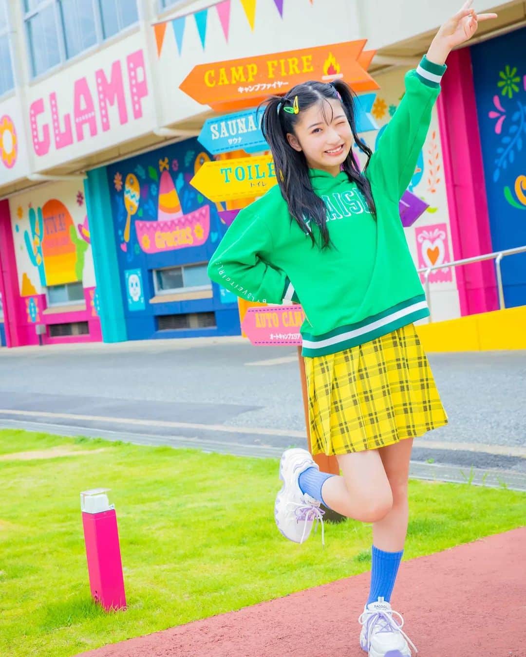 ニコ☆プチさんのインスタグラム写真 - (ニコ☆プチInstagram)「🍬😘︎💞  カラフルな通学服を着て、気分上げてこー！🌟 キラキラスマイルでアイドルになりきって🙈🫶🏻  📸Photo by Tsutsumi Hiroyuki 👗Stylist by @pirolichan  💄Hair&Make by @ai.ichioka  👧🏻Models by @arai_aira_official   #ニコプチ #ニコプチモデル #新井葵来 #小学生ファッション #通学服 #通学コーデ #ポップ #カラフルコーデ」9月20日 17時41分 - nicopuchi_official