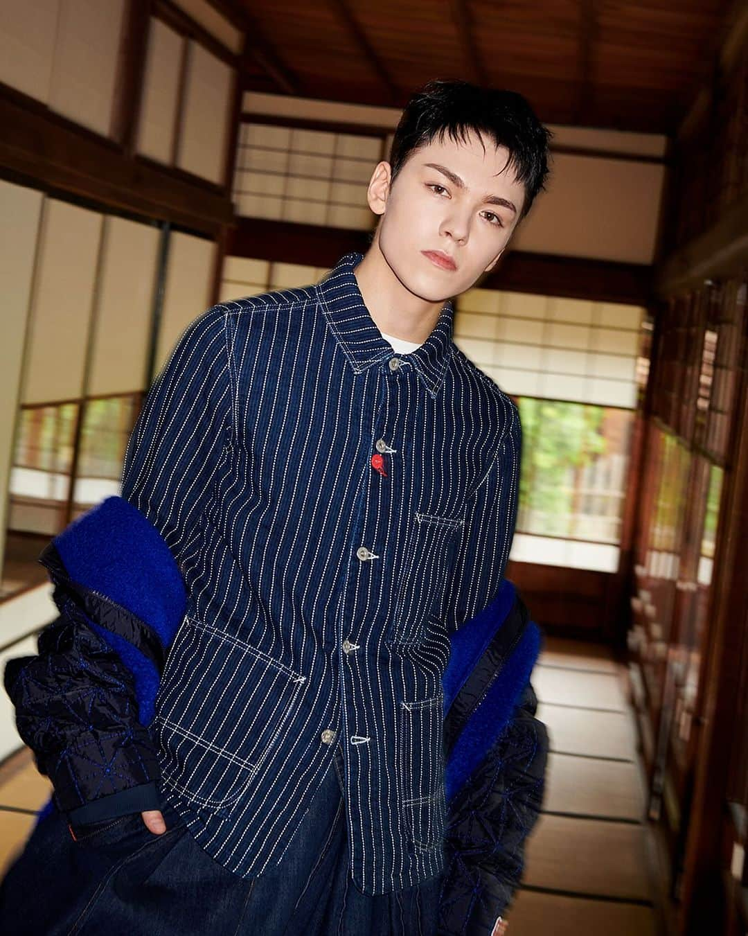 ケンゾーのインスタグラム：「KENZO Brand Ambassador @vernonline wears the latest Sashiko denim, authentic retro workwear pieces from the FW23 collection designed by @nigo.   #KENZONIGO #VERNON」