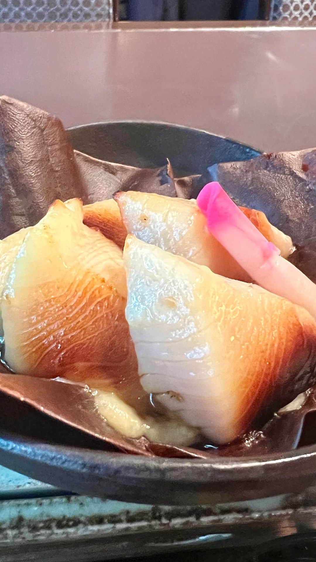 ロイヤルパークホテルのインスタグラム：「日本料理 源氏香にてご提供している「銀鱈の西京焼き」✨ 朴葉にのせて火をかけることで、お食事中は常に温かい状態でお召しあがりいただけます。味噌は、料理長が開業時より幾度となく改良を重ね、今の味に。 源氏香にて、ぜひ一度はご注文いただきたい逸品です。 ⁡ ⁡ #ロイヤルパークホテル #ロイヤルパークホテル水天宮 #royalparkhotel」
