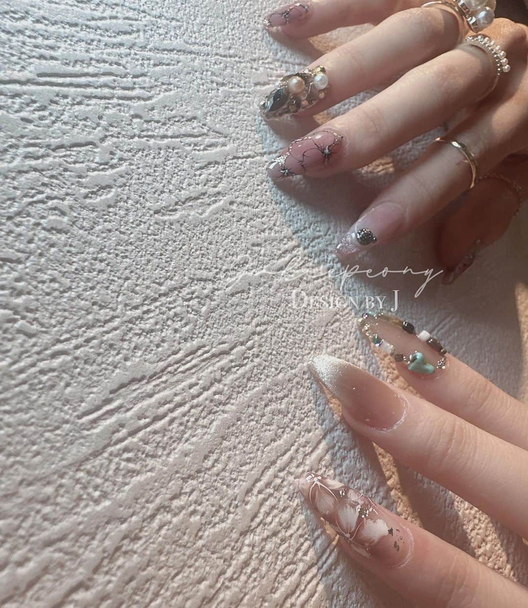 juliepeonyのインスタグラム：「每一指都是我的最喜歡🍂🌰🪵 - 我最愛的季節，我最愛的咖色，我最愛的「 #美拉德風 」 - 調整了7749次後，最喜歡的作品。」