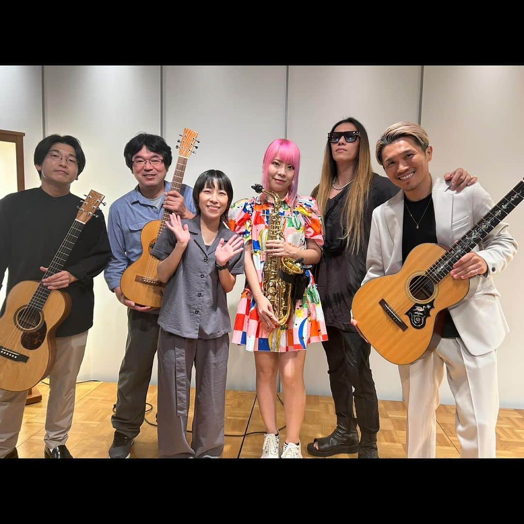 etsucoのインスタグラム：「2023.09.18 @mie_terrace 10周年リニューアルオープン記念イベント✨三重音楽フェス✨ ・ 三重出身の音楽家として呼んで頂けました🙏🏼🥹 ・ とってもHAPPYな空間で、東京にいながらも三重を感じられる空気感に、本当に笑顔でLIVEをする事が出来ました✨ ・ 駆けつけてくれた皆様も、本当にありがとうございました😌💗💗 ・ DIR EN GREYのDieさんにも自分のLIVEを見ていただけて、とっても光栄でした🙏🏼 ・ また東京でLIVE出来るように頑張ります😊 ・ スタッフ、関係者の皆様、共演者の皆様、ありがとうございました✨ ・ @toshimaruhashi 🎸 松本孝寿さん🎸🛠 @yucco_sax 🎷 @die_dir.en.grey 🎸 @takeda_kyosuke 🎸 ・ ・ #etsuco #三重テラス #tokyo #live」