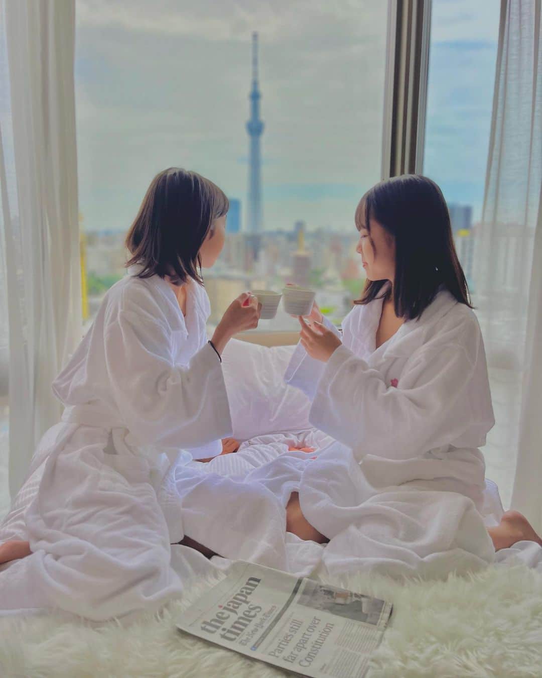 Mikaのインスタグラム：「『my lovely daughters』  娘ちゃん達がどんどん大人っぽくなってる。 私が撮る側になるのも楽しい♡   お泊まりした時に私のiPhoneで撮りました(^з^)-☆ 凄くお気に入り☆  Sena & Rio 🥰　photo by mom   #浅草ビューホテル #東京スカイツリー #撮影スポット  #親子モデル  #スカイツリーのある風景  #ラグジュアリーホテル #女子会ホテル #被写体モデル  #撮影モデル  #ポートレート撮影  #家族旅行  #家族写真 #撮影が好き  #写真好きな人と繋がりたい  #写真撮ってる人と繋がりたい  #浅草観光  #優雅な朝 #母と娘  #バスローブ女子  #フォトジェニック #お泊まり女子会 #東京家族 #朝の時間  #被写体になります  #iphonephotography  #asakusatokyo  #asakusavewhotel  #japanesegirls  #asiangirls  #tokyohotel」