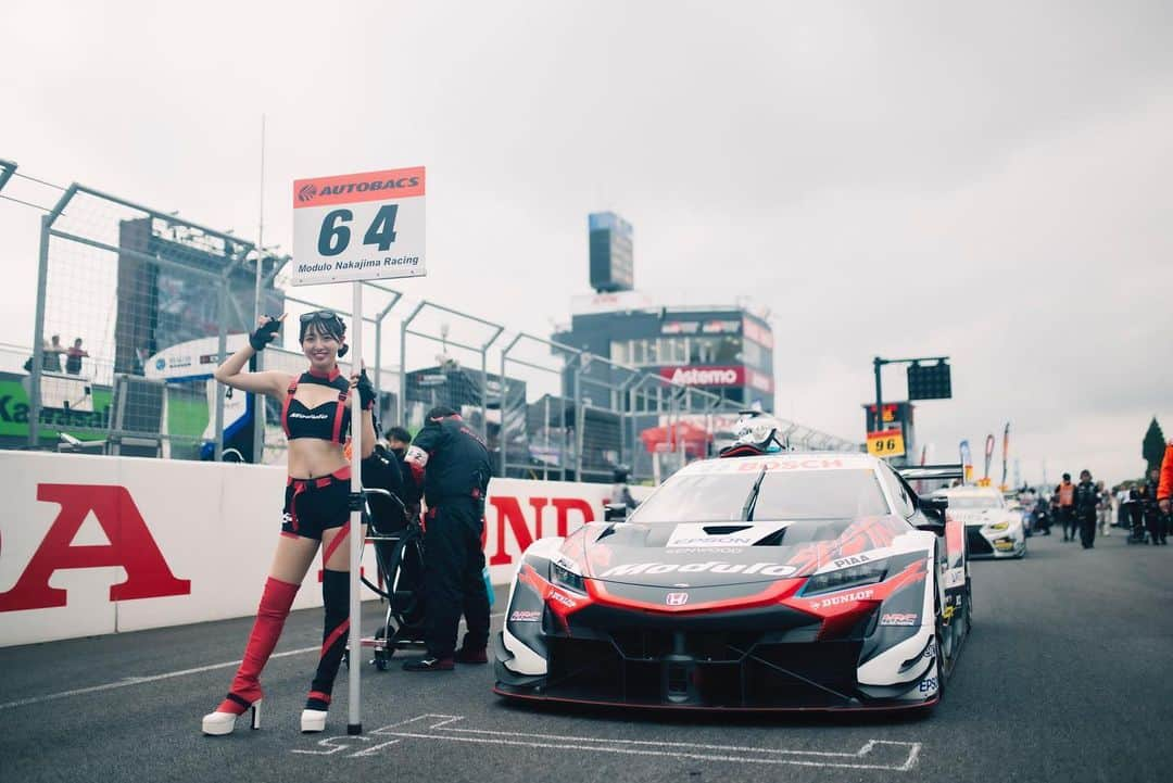 池永百合のインスタグラム：「SUPERGT Rd.6 SUGO GT 300km RAC  チームの安井さん @hiromitsuyasui_weekend からいただいたお写真📷  全部素敵なお写真ですが みなさんは、何枚目が好きですか？  いつもの私と違ってカッコいい感じに撮ってくださるの嬉しい✨  髪型は、相方の津田知美ちゃん @tmm_tsuda が可愛くしてくれました🥰ありがとう〜！！  #SUPERGT #Modulo64 #ModuloNakajimaRacimmg #Modulo #レースクイーン#raceqeen  #レースクイーンコスチューム #ショートパンツ #Moduloスマイル  #좋아요 #셀카 #팔로우 #얼스타그램　#일본 #귀여워 #카메라  #攝影 #旅遊攝影 #拍攝 #寫真 #攝影日記 #人像攝影 #鈴鹿サーキット #サーキット #レースクイーン写真部 #菅生 #スポーツランドsugo」