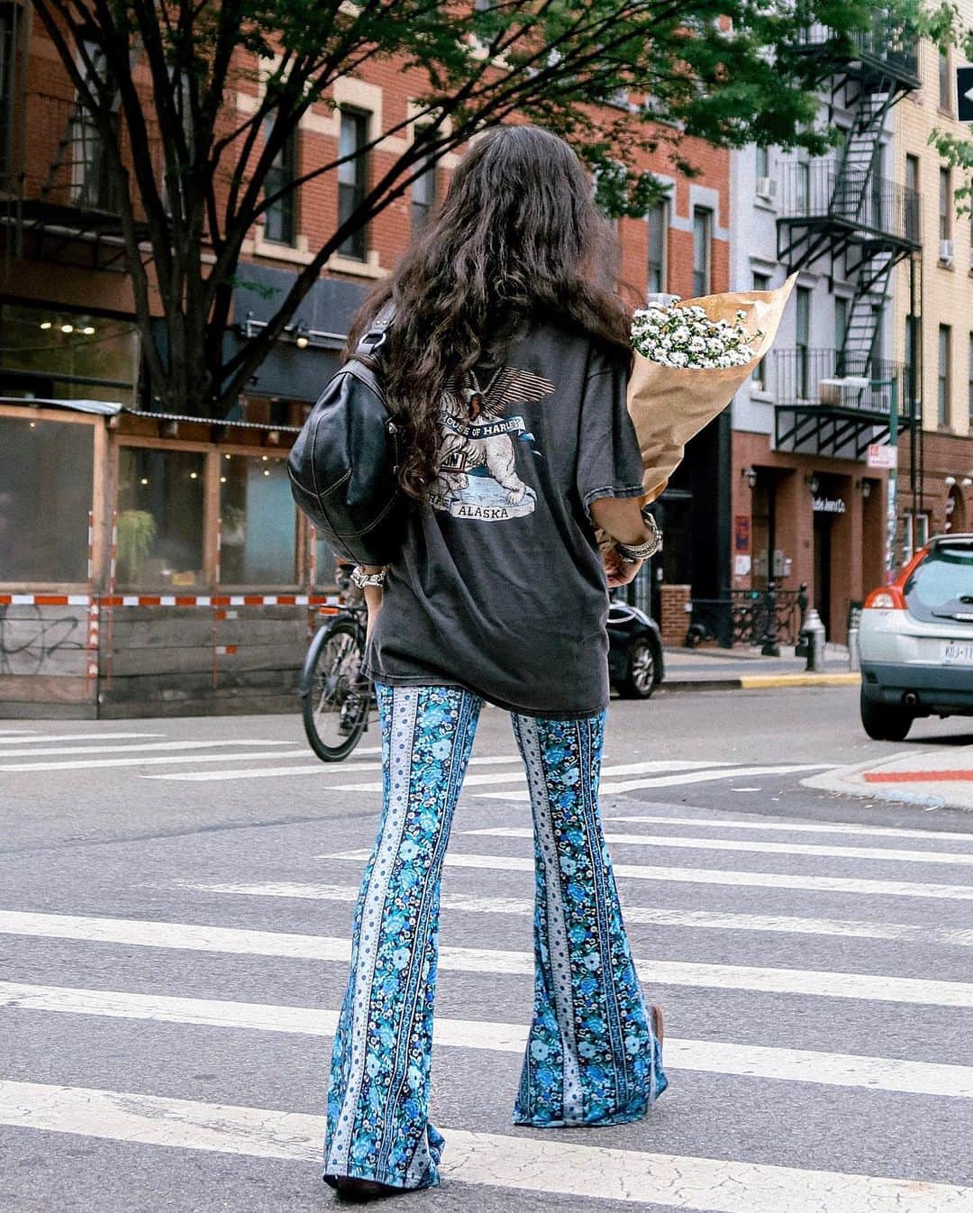 SPELLのインスタグラム：「On the Blog: Thrifting for Vintage Treasures with @amandasanft_ 👢 After posting a sneak peek of the ever so stylish Amanda Sanft on our socials just a few weeks ago, we realised our community already knew and loved her as much as we did! Having been a customer + friend of the brand since pretty well the beginning of time, we had to catch up during our time in NYC. Whilst exploring some of her favourite NYC thrift stores, we chatted about Amanda's history with Spell {one of our favourites to date} and her very own second-hand venture, @shopsanft 🤎 Let's just say, Amanda's style resonates with us to our core ~ a never ending mix of unique vintage finds, dreamy whites and heavy accessories... Read the interview on our blog 🗒️」