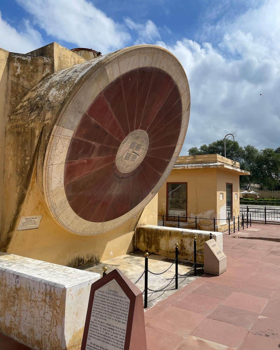 カオルコさんのインスタグラム写真 - (カオルコInstagram)「ジャンタルマンタル  インド人は数学が強い。まさにここで証明できる。  都市ジャイプールにある天文台。天文学に造詣が深かったジャイプール藩王国のジャイ＝シン2世により1728年に建造。目盛がふられた日時計をはじめ、16基の石造観測儀からなる。  とょうどお日様が当たって、時間がわかった時の感動がすごい。Wow👏🏻👏🏼👏🏽👏🏼👏🏻と世界共通ね。  #インド #learning  #travel」9月20日 17時50分 - ka_ruk_