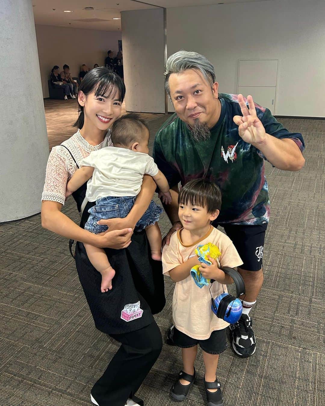 阪本智子のインスタグラム：「🥁♡  久しぶりのモンパチライブ！  もぅめちゃくちゃ楽しかった！  好きな曲も全部聴けたし、今までとはちょっと違うスタイルも見れたり😆？ 最初から最後まで面白かったなぁ🤣︎👍🏻 ̖́-  あおは👦🏻は、 1歳の頃に沖縄でモンパチライブデビューをしてから2年ぶりだったけど🎵 歌ったり、音に合わせて手を動かしたり🖐️私のカバンからタオルを出してまわしたり笑 ライブ上級者的に楽しんでました🤣👌！  かのあ👶🏻は、 途中までじーっとステージを眺めて楽しんでたけど、お腹がすいて爆飲みしたら🍼寝ちゃいました😂良い夢見てそう⭐️  さとちゃんいつもありがとう🎶  モンパチ25周年おめでとうございます🥳  #モンパチ #mongol800 #ライブ参戦 #子連れライブ #兄弟ママ #阪本智子」