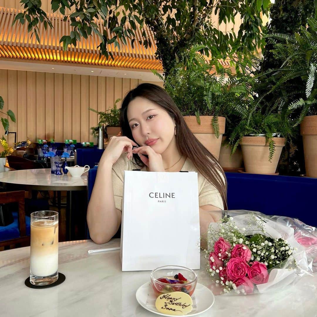 のインスタグラム：「沙羅ちゃんおめでとう🤍   遅くなっちゃったけど お祝いできてよかった🎂💕 　　 いつもありがとう🥺 らぶ、愛してる💋       映え空間行くと心が若返る気がしたので 定期的に素敵な空間と触れ合おうと決めた日ww   #hbd #gunabonnie #kcup #photography  #マーメイドワンピース #ツイードワンピース #edition #toranomon #tokyo #映え」