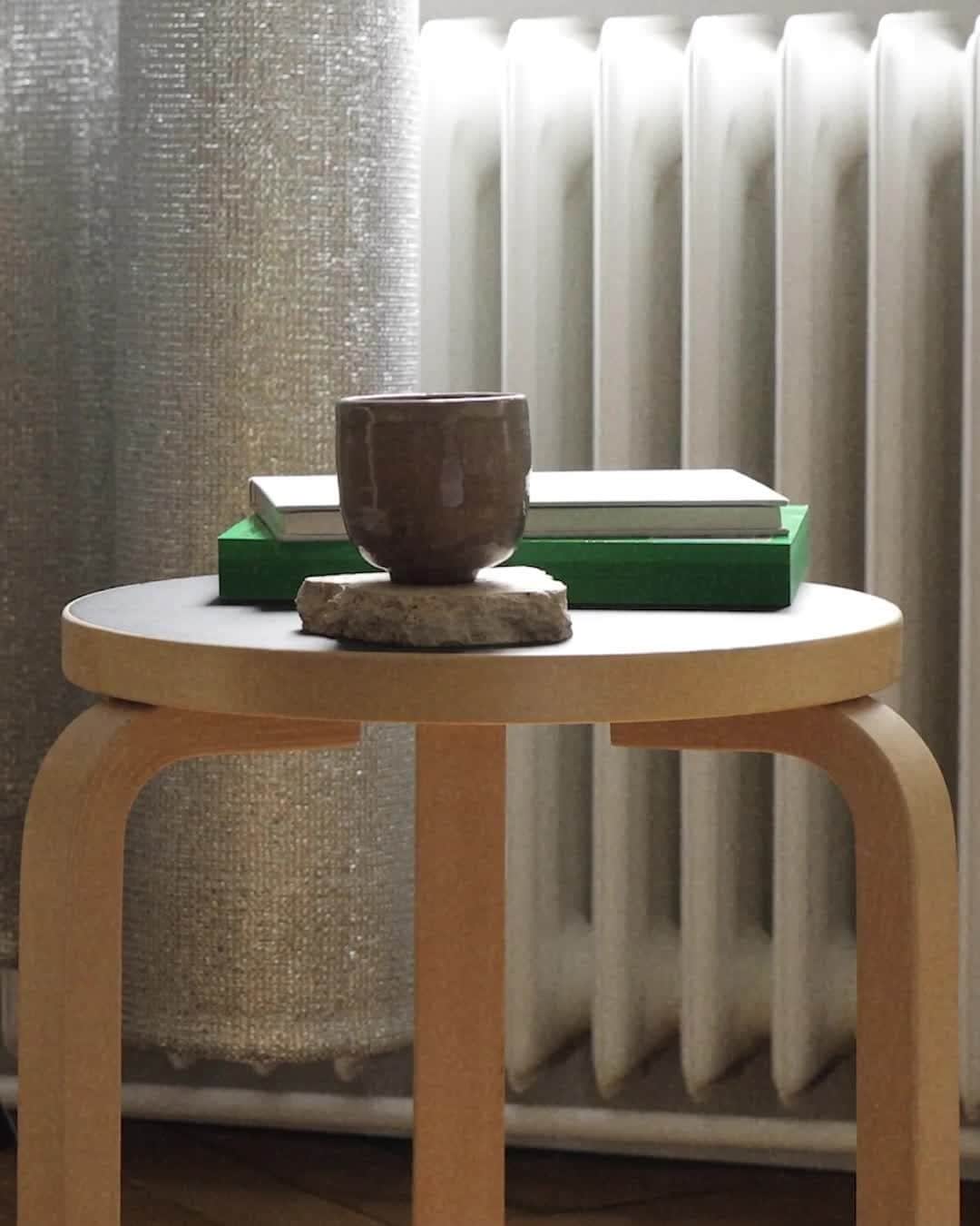 のインスタグラム：「Stool 60: a companion for life.⁠ ⁠ We’re delighted to see Stool 60 being part of your lives and how much this humble stool means to you. The "Stool 60, a companion for life" giveaway is still open until September 29th. Make sure to join the celebration and win a Stool 60.⁠ ⁠ How to enter: ⁠ - Produce a piece of art, a photo or even a video that shows Stool 60 as your companion for life. ⁠ - Post it on Instagram and/or Facebook tagging @artekglobal and using the hashtag #90yearsofstool60⁠ ⁠ To learn more and for the T&C´s visit the link in bio. ⁠ ⁠ #90yearsofstool60」