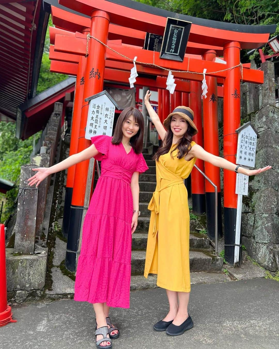 織田千穂のインスタグラム：「熊本城🏯へ向かう途中で 熊本稲荷神社⛩️へ立ち寄り参拝🙏🏻✨ 九星による運勢などが詳しく表示されていて 今年の運勢を心して拝読しました🙏🏻  #熊本稲荷神社 #熊本城 #kumamotocastle #神社巡り#⛩️」