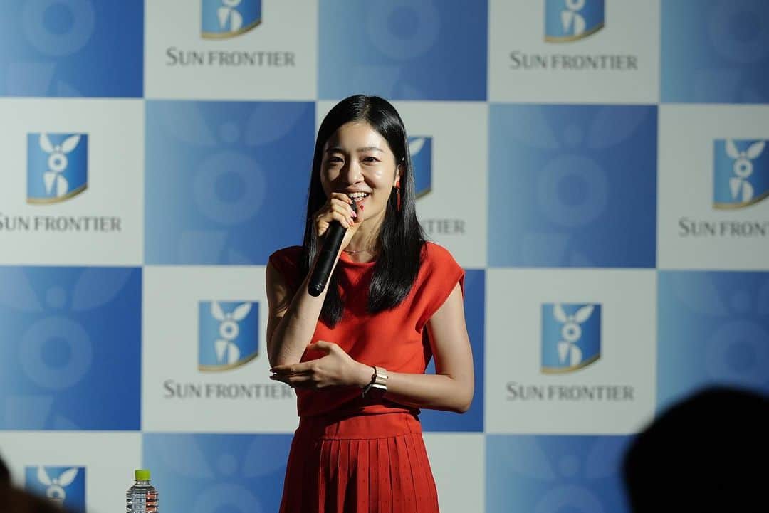 のインスタグラム：「スタートアップのピッチコンテストSTART-UP FRONTIER TOKYO の審査員をしてきました。  150社の中から勝ち上がった8社のピッチ。  どのピッチも、実現可能性が高く、 課題解決やグローバルな視点を盛り込んだものでエネルギーが渦巻いていました。  日本の未来から国際的な課題、様々な視点で生まれた事業やその想いに圧倒されました。  優勝したsolafuneは、 衛星データを開放して、その解析を活性化させるプラットフォーム事業。 国際政治を動かすほどの規模の事業を若い企業家が生み出しています。  そんなスタートアップが渋谷に集まってきてくれることがとてもとても誇らしく、さらにその可能性を育みたいなと強く感じました。  #startupfrontiertokyo #スタートアップ #スタートアップ支援 #渋谷区」