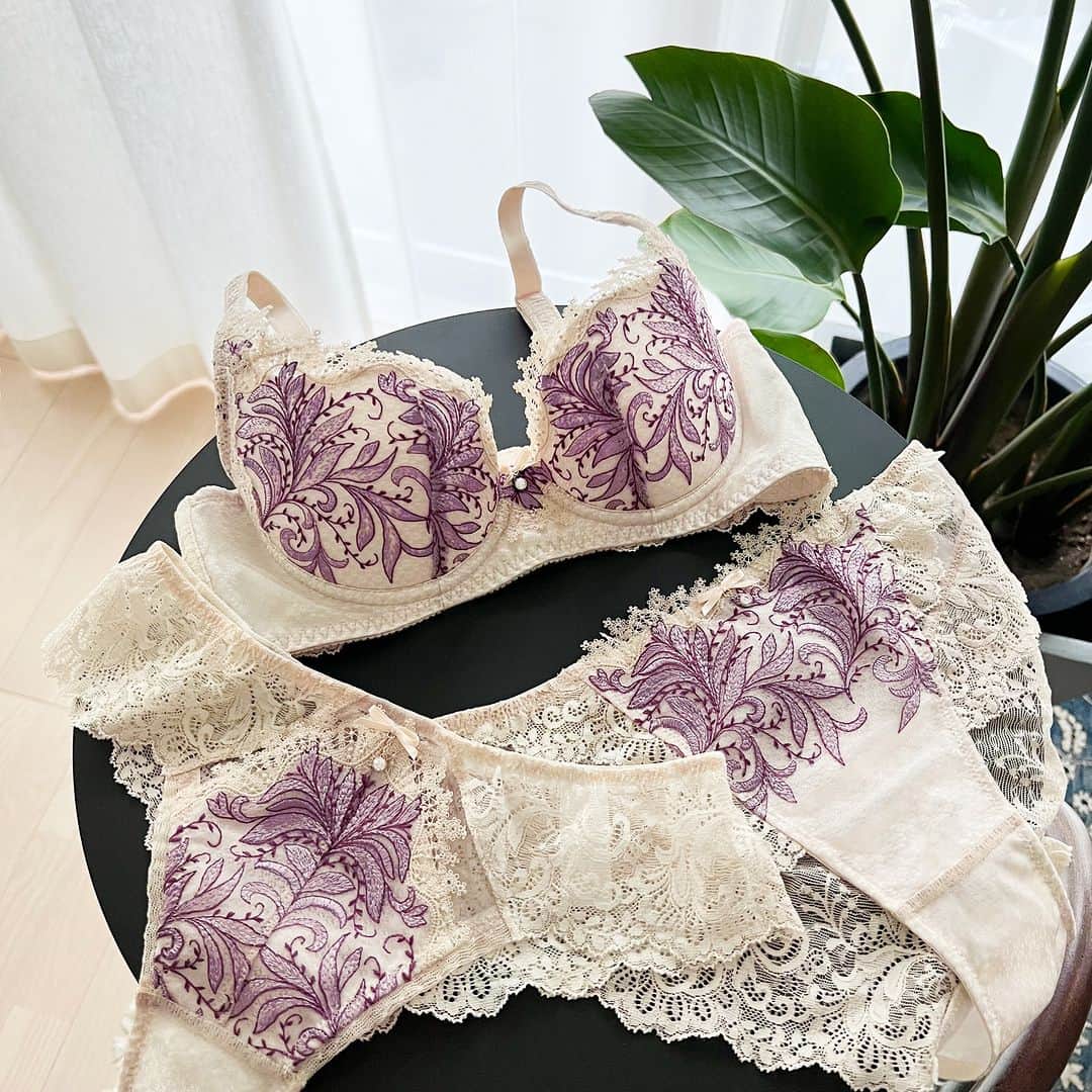 BradelisNewYork/ブラデリスニューヨークのインスタグラム：「. BRADELIS Viola 23A1 -Step3- New Arrival.+  バストに高さとボリューム感を出す≪ヴィオラブラ≫から、 秋を彩るボタニカル柄が華やかに映えるデザインが登場❁⃘ 繊細に縁取ったスカラの透け感が、デコルテを美しく演出します。  ブラック、アイボリー、オリーブの3色展開❁ 中でもイエベ肌さんにオススメは、 マルチ糸で美しい柄表現の【ブラック】とシックな印象の【オリーブ】♪.+°  ブルべ肌さんにオススメの【アイボリー】は、 柄に使用されたバイオレットカラーが、肌を白く見せるハイライト効果に！  ・ ・ ・ ※ご使用のパソコンモニターやスマートフォンの画面によっては、商品の色合いが画面表示のものと現物で異なる場合があります。  #ブラデリスニューヨーク #ブラデリス #bradelisnewyork #育乳ブラ #bradelis #育乳 #補整ブラ #補整下着 #補正 #補正ブラ #スタイルアップ #ボディメイク #新作 #aw #styleup #バストケア #美ボディ #秋冬」