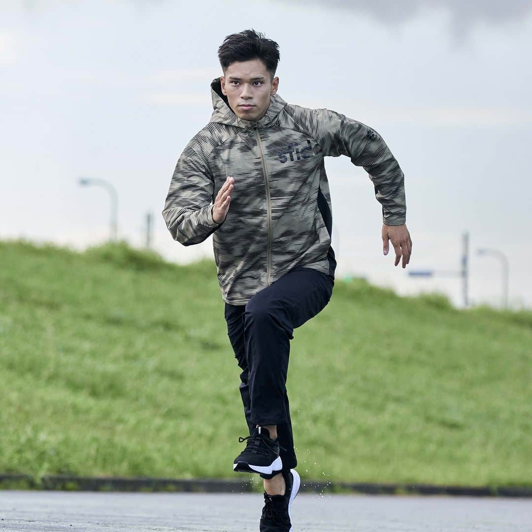 のインスタグラム：「. #sfida WINTER TRAINING ～ONもOFFも挑み続けるあなたへ～  Thermotect sfida TR ウインドジャケット 🎨STGRN/BLK  STGRNカラーはブラックのパンツとの相性抜群。 身頃脇、袖下はストレッチウォームニット生地を使用。激しい動きにも対応し、通気性も確保しています。  #sfida #スフィーダ #sfida2023FW #サッカー #ランニング #トレーニング」