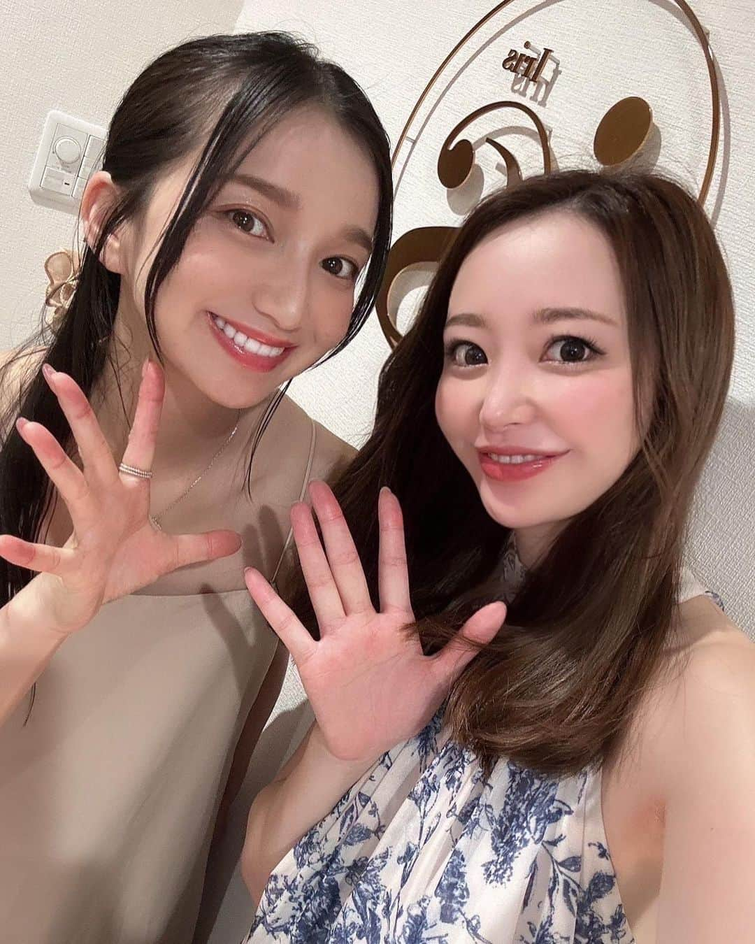 芹那のインスタグラム：「えりかとエステ行ってきたよ💆🏻‍♀️💓 @detox.salon.iris   #強圧オールハンドエステ🫢🫨🫢🫨#メリディインドエステ だよ😍  むくみすぎていたから無になるくらい痛いところもあった🤪ごりごりのわたしのむくみやリンパのつまりをひろみちゃん @hiro152mi が全身使って流して下さった🙇🏻‍♀️かなりの体力が必要そうな施術でした😳次の日足の細さが半分くらいになっていた😆ヒップアップもくびれ作りもしてくれたの😚💓💓💓５枚目おしりをあげてくれている😆😆😆ありがとうございました❣️とにかくむくみやリンパのつまりを即改善したい人オススメです😚  そしてわたしの写真集を置いてくださっていて嬉しかったあ❣️しかもわたしも愛読しているMEGUMIさんの美容本とともに😍😍😍  #エステ #エステサロン #エステティシャン #エステ好きな人と繋がりたい #ボディメイク #ボディメイク女子 #浮腫み #むくみ #むくみ解消 #むくみ改善 #むくみケア #むくみ対策　#むくみ取り #リンパ #リンパマッサージ #リンパケア #リンパ流し #キレイになりたい人と繋がりたい #西葛西エステ#Iris#葛西エステIris#西葛西 #デトックス #デトックス効果 #デトックスダイエット」