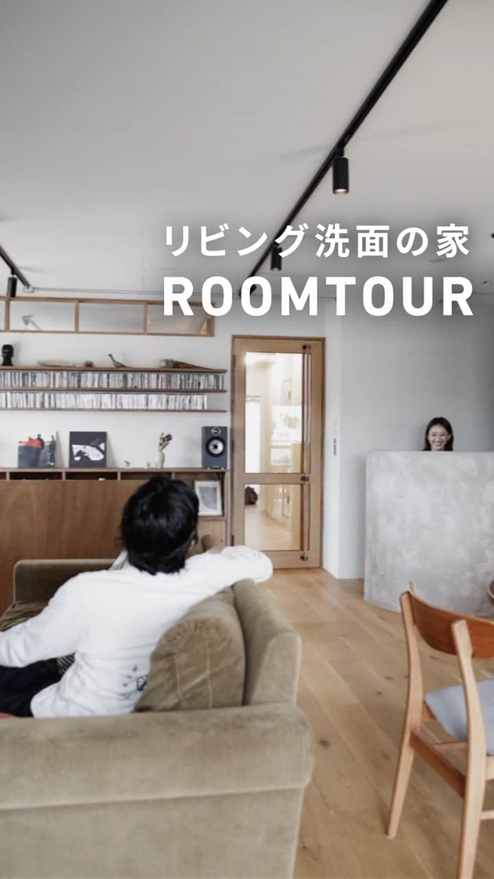 EIGHT DESIGNのインスタグラム：「気に入ったらいいね＆保存お願いします♪ @eightdesign  大人気リノベーション事例。  玄関〜パントリー〜キッチンのサブ動線と、 大容量のウォークインクローゼットも寝室からもアクセスできる回遊動線。  便利な生活動線を組み込んで、ゆったり心地よく暮らせるおうちです。  📷RENOVATION WORKS142 名古屋市東区 マンションリノベーション事例 専有面積：94.83m2 間取り：2LDK 家族構成：ふたりぐらし 事例詳細はプロフィール（ @eightdesign ）のリンクをクリック👀 〰︎〰︎〰︎〰︎〰︎ 📺家づくりの相談はコメントでお気軽に☺️ @eightdesign 〰︎〰︎〰︎〰︎〰︎ 🎪店舗デザイン事例集 @eightdesign8shop 🏢オフィスデザイン事例集 @office8eightdesign 🐕スタッフの日常 @eightdesign_2nd 〰︎〰︎〰︎〰︎〰︎ #ルームツアー #ルームツアー動画 #リノベーションマンション #家づくりアイデア #回遊動線 #マンションリノベーション #マンションインテリア #eightdesign #エイトデザイン #リノベーション」