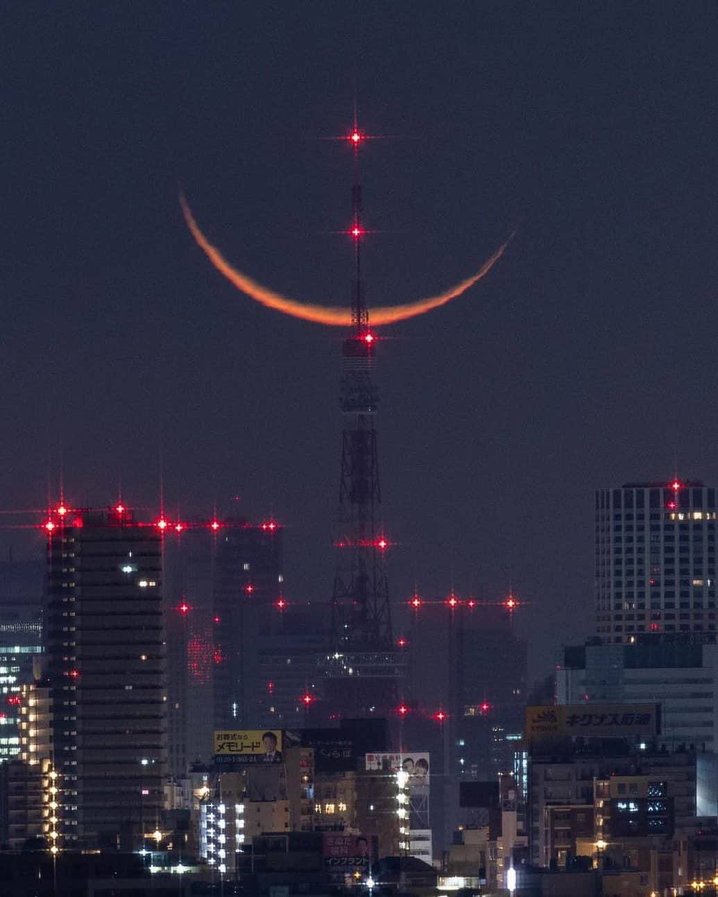 東京タワーさんのインスタグラム写真 - (東京タワーInstagram)「. 午前3時過ぎの東京。  高層ビルの光が消え、航空障害灯だけが、 ゆっくりと点滅を繰り返す静寂の時間。   そこに現れた細い月。  この時間じゃないと 撮影できない素晴らしい写真です。  都会の静けさが伝わってきますね。   今にも美少女戦士が現れてきそうな。   本日は、Your Tokyo Tower🗼から @kenken710 さんのお写真をご紹介。   素敵なお写真をありがとうございました😊  --------------------------------  【 お知らせ 】  ■ Your Tokyo Tower 🗼  # your_tokyotowerで あなたの東京タワーをリポスト！  @tokyotower_official の タグ付けをしてくれると見つけやすいよ！  皆様からの投稿 どしどしお待ちしております！  ■ 公式LINE  東京タワー公式LINEでは 東京タワーのイベント情報を お届けしています！  詳細はプロフィールにあるリンクから↓ @tokyotower_official  --------------------------------  #東京タワー #東京タワー🗼  #tokyotower #tokyotower🗼  #月 #moon」9月20日 18時01分 - tokyotower_official