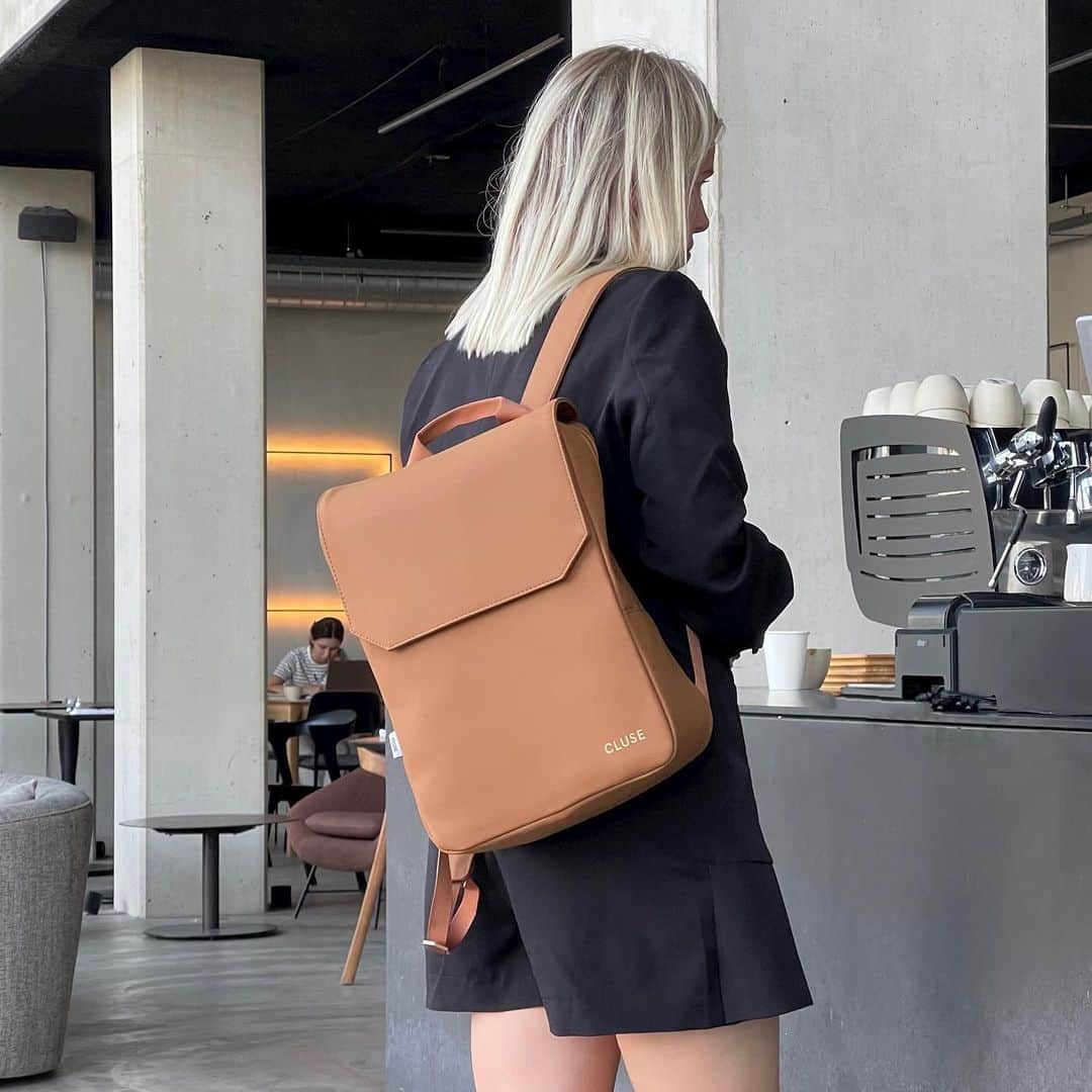 CLUSEさんのインスタグラム写真 - (CLUSEInstagram)「The perfect backpack to match your back to school outfits and the cozy fall vibes 🤎 #cluse #cluseclub」9月20日 18時02分 - cluse