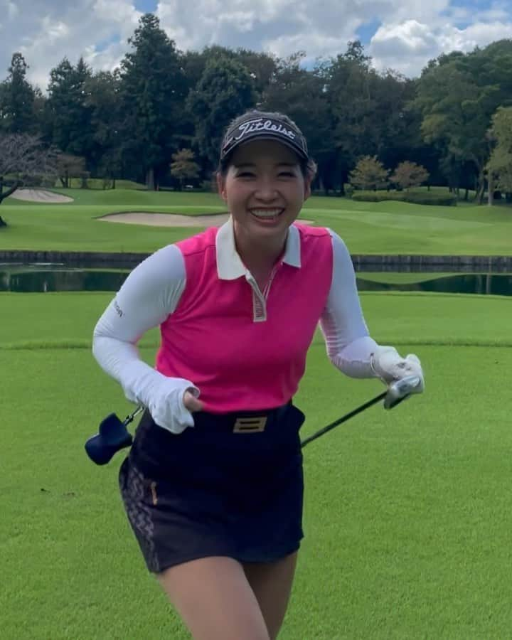 江原詩織のインスタグラム：「ショートホールだけ全部撮ってもらったシリーズ⛳️  ① 8i バンカー越えしてニアピンゲット📍 前のラウンドで1番ポンコツだったミドルアイアンが最高の当たりだったから大喜び🐳  ② 9i ピンポジが池とバンカーの奥だったこともあり安全に左サイドにオン◎ 潔くマネジメントすることって大切だと思いました笑  ③ 7i ロングアイアンはまだ不調で、コック解けちゃって詰まってチョロ🐥笑  ④ 7i 再び7iの出番と意気込んだけど中途半端な狙いとスイングで右手前に大ショート🐣笑  ショートは貯金をつくるチャンスだからしっかりパー、最悪でもボギーに納められるように精度上げていきたいと思いましたっ🏌️‍♀️❤️‍🔥  #麻倉ゴルフ倶楽部  #フロントティー #アイアン #ミドルアイアン #ロングアイアン #par3 #ティーショット  #ゴルフ初心者 #ゴルフ部 #ゴルフ上手くなりたい #ゴルフ好きとつながりたい #golfswing #女子ゴルフ #ゴルフ女子 #ゴルフ男子 #ゴルファー #golfrange #golflife #golfer #golf #골프 #กอล์ฟ #高尔夫球 #golfstagram #instagolf」