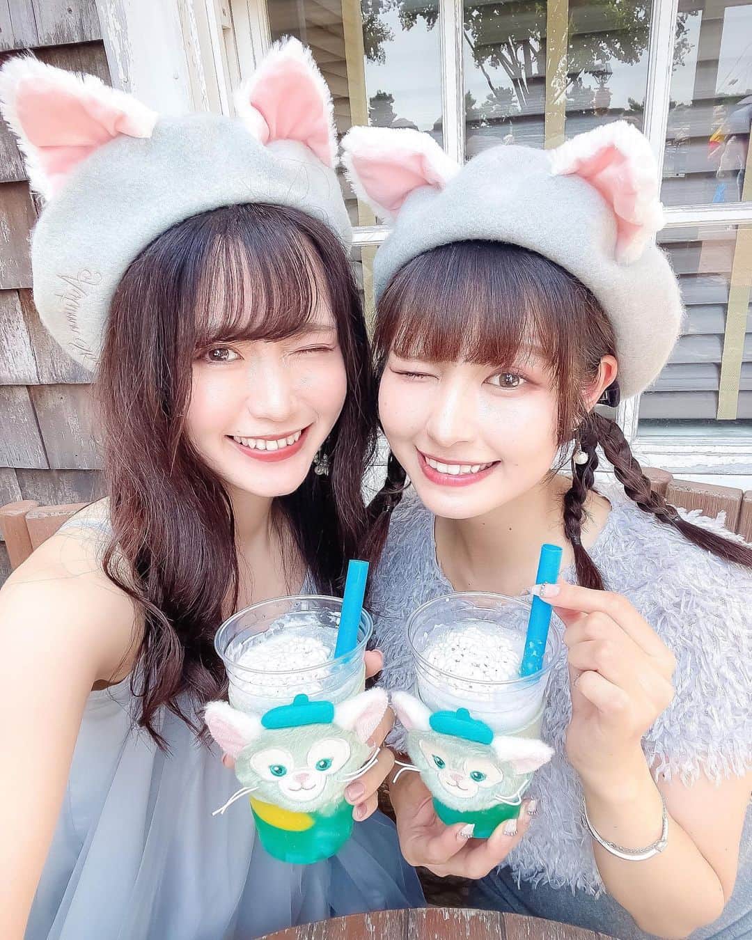 Kanaのインスタグラム：「ㅤ ㅤ 久しぶりにジェラスリーブも 持っていったんだ〜🐈🎨 ㅤ ジェラモチーフのドリンクに巻いたよ🥤 ㅤ ㅤ 上のトッピングを混ぜると さっぱり&ミルキーな風味になって すごいおいしかった〜〜🫰🏻💕 ㅤ この日暑すぎて 一瞬で飲み終わってしまった🫠💘 ㅤ ㅤ ㅤ 📝 ジェラトーニのリモナータ ( ミルクのフローズンビーズ ) ¥700 📍ケープコッド・クックオフ ㅤ ㅤ ㅤ ㅤ ㅤ ㅤ #やぎかな ㅤ #kana_disney #kana_disneybound ㅤ ㅤ #東京ディズニーリゾート #東京ディズニーシー #ディズニーシー #ディズニー #ディズニーバウンド #ジェラトーニバウンド #ディズニーコーデ #ジェラトーニコーデ #ケープコッド #ベレー帽 #tokyodisneyresort #tdr #tokyodisneysea #tds #disneyseatokyo #gelatoni #gelatonibound #disneybound」
