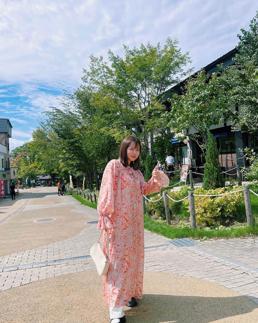のインスタグラム：「みんな1日お疲れ様〜ーー！！ 今日はどんな日でした？？？  支笏湖🌿🌿🌿🌿 北海道は少し肌寒かったな〜ーー  北海道の記録あげてくよ！！！！ この表情なによ！！！！  one-piece @rosebud_official_   photo by ふうちゃん」