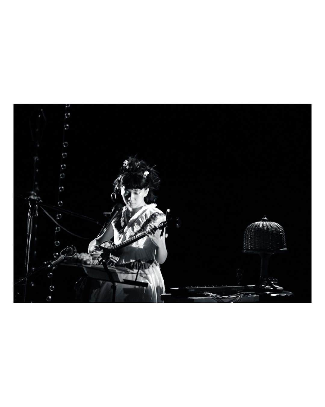 青葉市子さんのインスタグラム写真 - (青葉市子Instagram)「🫧  14,15 Sep. 2023 SEPTEMBER CONCERT  Sound Engineer: Chiaki Hirotsu (Bambi-no) Lighting: Ayumi Kanno @colorless_ayumi.k  Stage Manager: Yo Takano @yotakano , Tetsuro Yokono (ONE LIVE Inc.) Set Design & Costume: Kimi Yokoyama @remocyn (NEWSEE @newsee_ )  Hair & Make-up (Tokyo): Kanako Hoshino @hoshino_kanako  Hair & Make-up (Osaka): Asuka Tamaki @tamakiki_  Photography: Tatsuya Hirota @pppanchiii  Production: Teppei Takagi, Mai Nishikawa (HOT STUFF PROMOTION) Project Management: hermine Inc. @hermineinc  Organizer (Tokyo): HOT STUFF PROMOTION Organizer (Osaka): Shimizu Onsen special thanks: mint @keijiiwase , sonoko @sonosonoline   　　　　　°  。 　　　⚪︎ 　　　。 　　° 🪸  わたしたちが、こうして一人一人のわたしたちであれる時間はほんのちょっと。 別々のからだを持ちながら。 いつかは混ざって、大きな波に揺られ、また粒になって、ぷくぷくと其々の場所へと旅してゆく。  別々でいられる、その間に、いろんな景色を見て、触れて、聴いて、季節はそれらの記憶をそっと、仕舞っている。 ９月のお皿は深くて、切なくて、夏のディレイしたしっぽまで受け取ってくれるね。 夏をおもいきり、無防備に駆け抜けてしまうのは、９月がちゃんとここにいてくれるからでしょうか。 夜の虫たちの哥聲に耳を澄ませながら。 りりりり、  ありがとう  ° .」9月20日 18時07分 - ichikoaoba