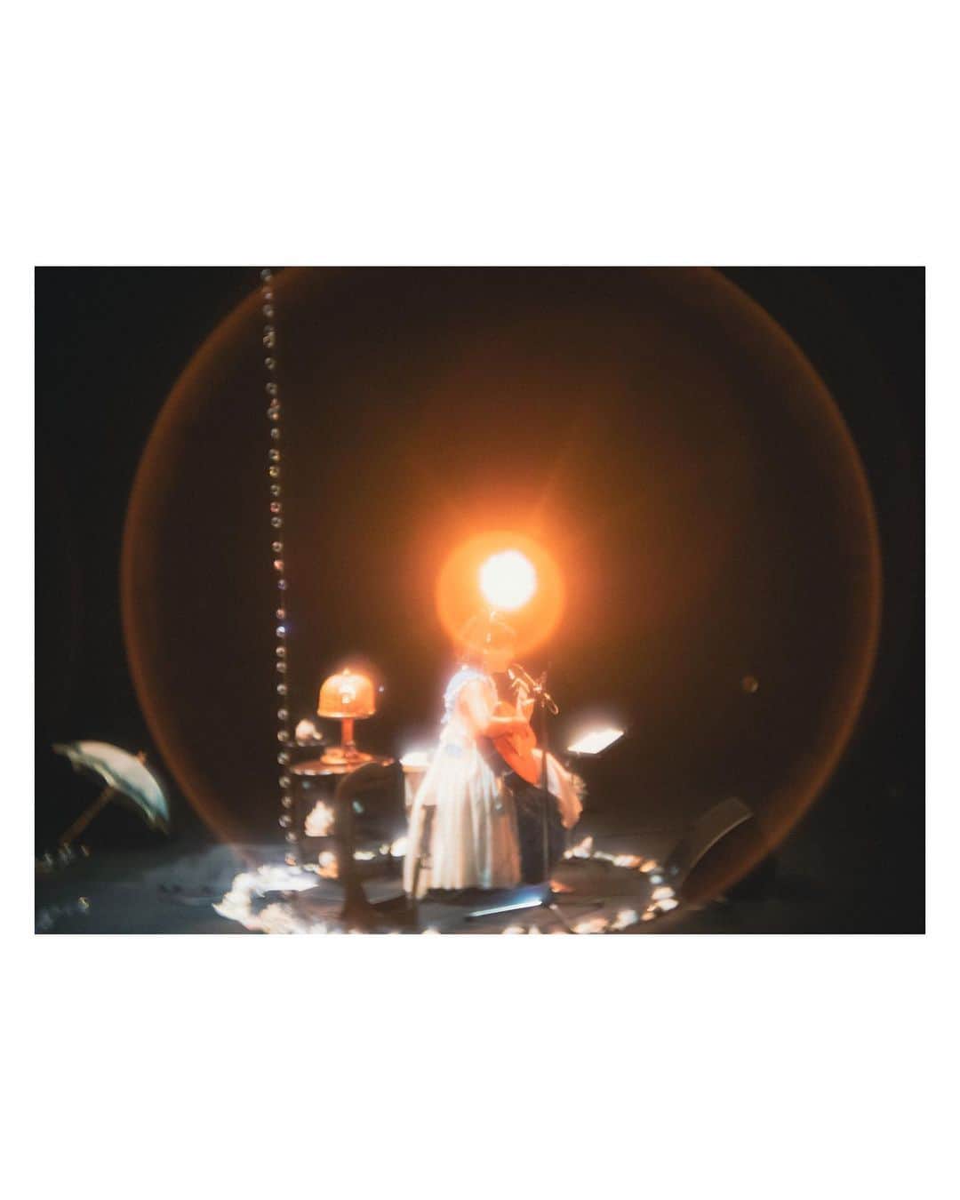 青葉市子さんのインスタグラム写真 - (青葉市子Instagram)「🫧  14,15 Sep. 2023 SEPTEMBER CONCERT  Sound Engineer: Chiaki Hirotsu (Bambi-no) Lighting: Ayumi Kanno @colorless_ayumi.k  Stage Manager: Yo Takano @yotakano , Tetsuro Yokono (ONE LIVE Inc.) Set Design & Costume: Kimi Yokoyama @remocyn (NEWSEE @newsee_ )  Hair & Make-up (Tokyo): Kanako Hoshino @hoshino_kanako  Hair & Make-up (Osaka): Asuka Tamaki @tamakiki_  Photography: Tatsuya Hirota @pppanchiii  Production: Teppei Takagi, Mai Nishikawa (HOT STUFF PROMOTION) Project Management: hermine Inc. @hermineinc  Organizer (Tokyo): HOT STUFF PROMOTION Organizer (Osaka): Shimizu Onsen special thanks: mint @keijiiwase , sonoko @sonosonoline   　　　　　°  。 　　　⚪︎ 　　　。 　　° 🪸  わたしたちが、こうして一人一人のわたしたちであれる時間はほんのちょっと。 別々のからだを持ちながら。 いつかは混ざって、大きな波に揺られ、また粒になって、ぷくぷくと其々の場所へと旅してゆく。  別々でいられる、その間に、いろんな景色を見て、触れて、聴いて、季節はそれらの記憶をそっと、仕舞っている。 ９月のお皿は深くて、切なくて、夏のディレイしたしっぽまで受け取ってくれるね。 夏をおもいきり、無防備に駆け抜けてしまうのは、９月がちゃんとここにいてくれるからでしょうか。 夜の虫たちの哥聲に耳を澄ませながら。 りりりり、  ありがとう  ° .」9月20日 18時07分 - ichikoaoba