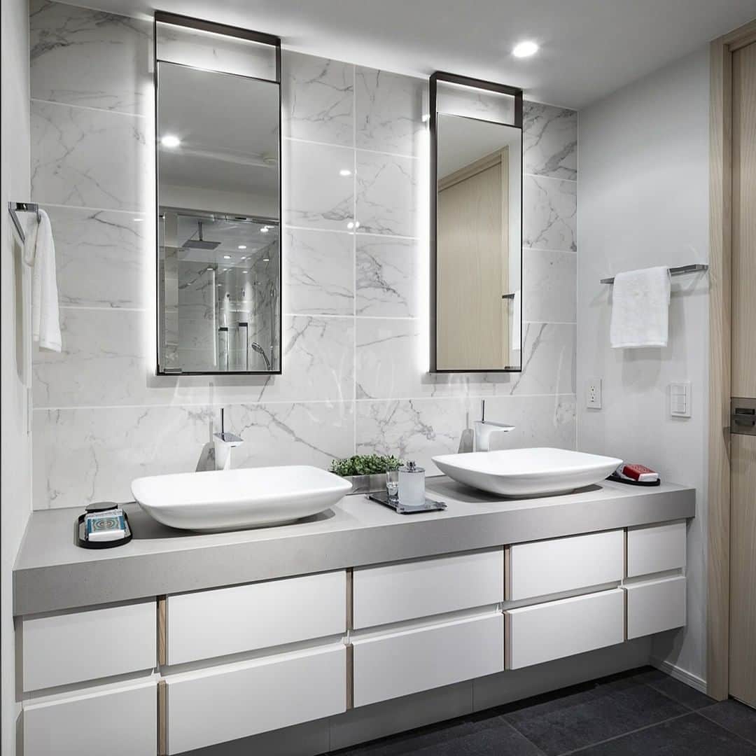 三菱地所レジデンスのインスタグラム：「毎日使う洗面室や浴室は、清潔で心地い良い空間にしたいですよね。  洗面室のミラー奥に間接照明を組み合わせることで、ホテルのような上質な雰囲気を演出しています。  写真（当社分譲済物件のモデルルーム） 「ザ・パークハウス グラン 神山町」  三菱地所レジデンスは 「暮らしに、いつも新しいよろこびを」 をコンセプトに住まいを考えていきます。 ザ・パークハウスの物件はプロフィール （ @the_parkhouse ）のURLから！  三菱地所レジデンスはX(Twitter)でも発信しています。 （ @the_parkhouse ）のハイライトから！  #三菱地所レジデンス #ザパークハウス #パークハウス #暮らしにいつも新しいよろこびを #洗面台 #洗面所 #マンションインテリア #洗面室 #インテリア #浴室 #お風呂 #interior #ホテルライク #ホテルライクインテリア #間接照明 #ミラーライト #lavatory」