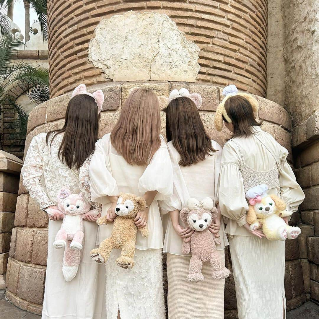 R i R y (リリー)さんのインスタグラム写真 - (R i R y (リリー)Instagram)「『顔を映さないディズニーフォト🐭🤎』  顔を映さない可愛いディズニーフォトの撮り方9選 📸  ぜひ真似して撮影してみてね🫶🏻  ✴︎---------------✴︎---------------✴︎  ▶️▶️掲載する写真を募集中📸 カワイイ写真が撮れたら、@velle.jp をタグ付けするか、ハッシュタグ #velle_jp をつけて投稿してみてね✨velle編集部と一緒にカワイイで溢れるvelleを創っていこう😚  ✴︎---------------✴︎---------------✴︎  #ディズニーランド#ディズニーフォト#ディズニーシー#ディズニーグルメ#淡色女子#淡色コーデ#ディズニーカチューシャ #ミニーカチューシャ#2人ディズニー #淡色ディズニー」9月20日 18時08分 - velle.jp