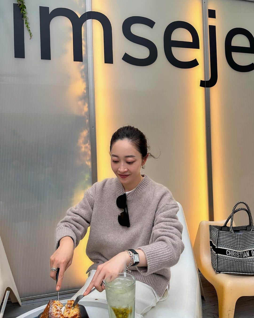 yonfa0823のインスタグラム：「滞在中何度も通うカフェベーカリー  店内で作られるパンは美味しくて 休憩やランチにも利用します☺️🍞  チョコクロワッサンとアレンジされたカステラ シリーズが好きです❤️  この日は完売だったけど正方形に形どられた カステラにきな粉がかかっている物は 一度食べて頂きたい✨  どこか素朴で一度食べたらまた食べたくなるんです😉  あんバタープレッツェルも美味🥨  "심세정　心洗亭（シムセジョン）"  📍 서울 중구 퇴계로 409-11 ソウル中区退渓路409-11 新道駅徒歩2〜3分  9:00～22:00 (L.O20:00) 順番に焼いていくみたいで朝はパンの数が少ないです。  . . . .  #韓国#韓国グルメ#韓国情報#渡韓#ソウル #ソウルグルメ#ソウルカフェ#신당동맛집#심세정」