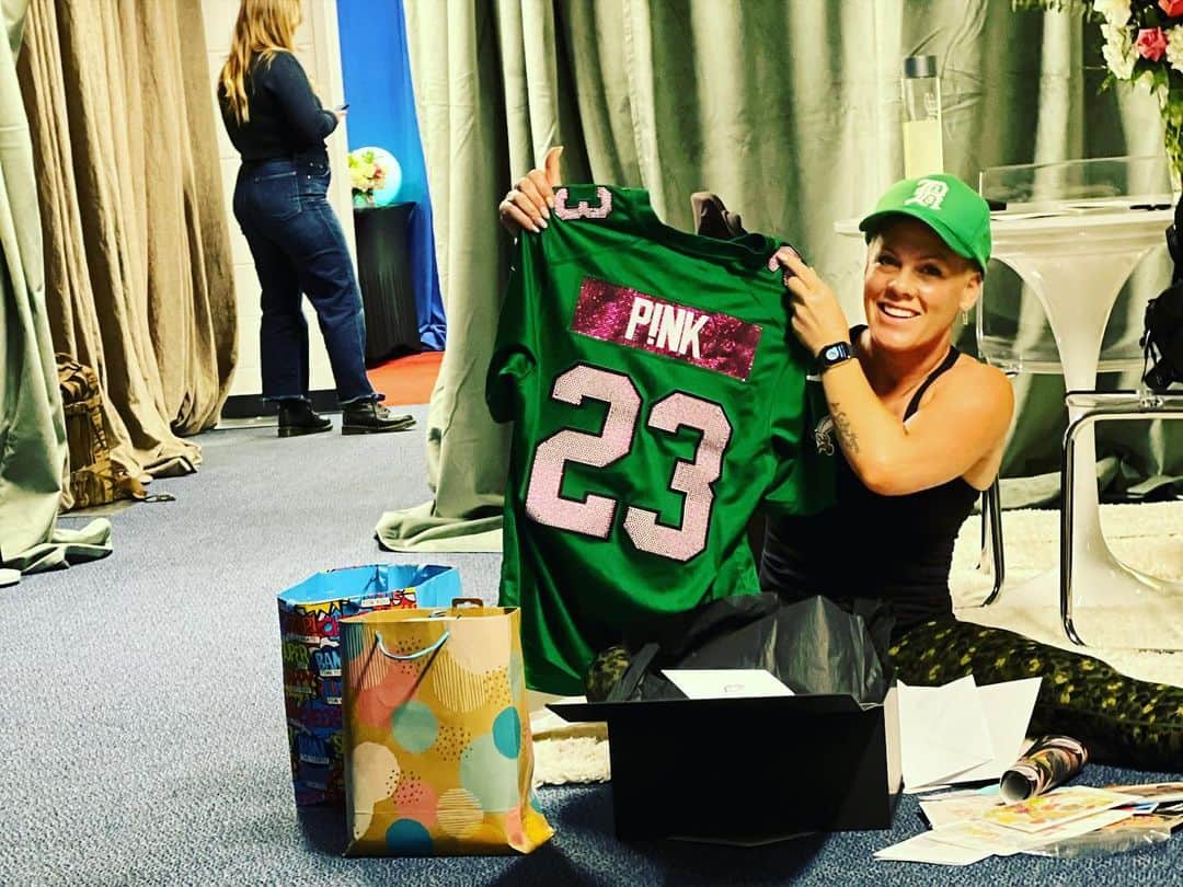 P!nk（ピンク）さんのインスタグラム写真 - (P!nk（ピンク）Instagram)「Thank you Philly for riding with me til the wheels come off. These last two nights were pure magic. I’ve never felt more alchemy in my life. And backstage- best believe it was a reunion. My loves, my heart, my family. I love y’all to the ends of the earth. Thank you for taking me in, protecting me and giving me what I needed to survive- anywhere in the world. True love ❤️」9月20日 18時10分 - pink