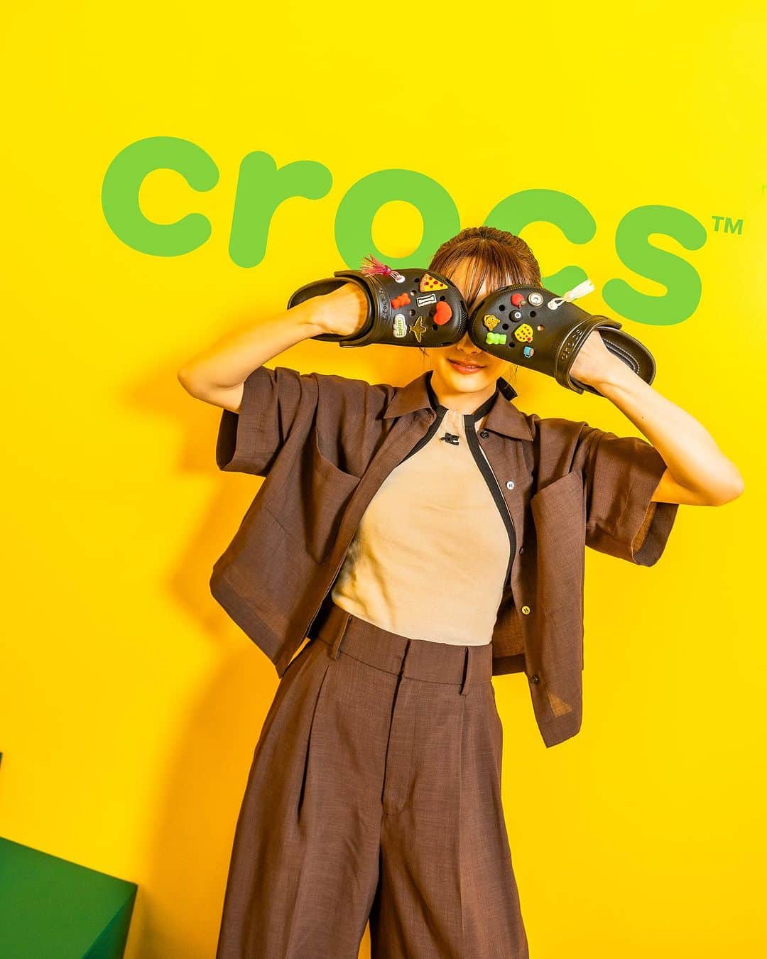 クロックス（crocs）さんのインスタグラム写真 - (クロックス（crocs）Instagram)「クロックスコーデ feat.  @i_am_takahashi   アクセントでデコデコクロックス、 シックなオシャレコーデに似合いそうですね♪  #クロックス #ジビッツ #crocs #jibbitz」9月20日 18時11分 - crocsjp